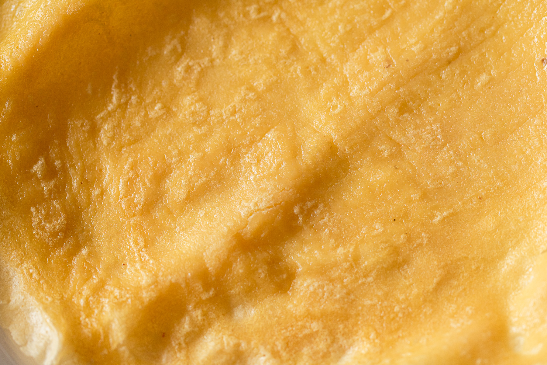 しっとりつるっとした面のヴィーガン薄焼き卵。この面を表にするとキレイな見た目のお雛様おにぎりに。