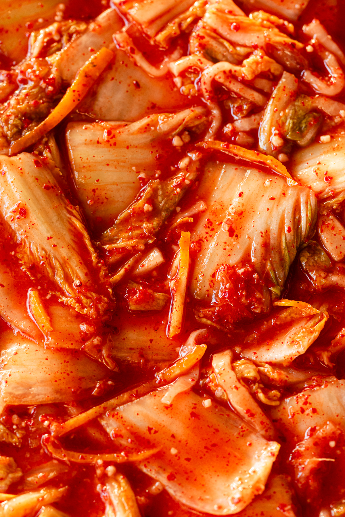 熟成前のヴィーガン白菜ゆずキムチ。赤いヤンニョムの色が鮮やか