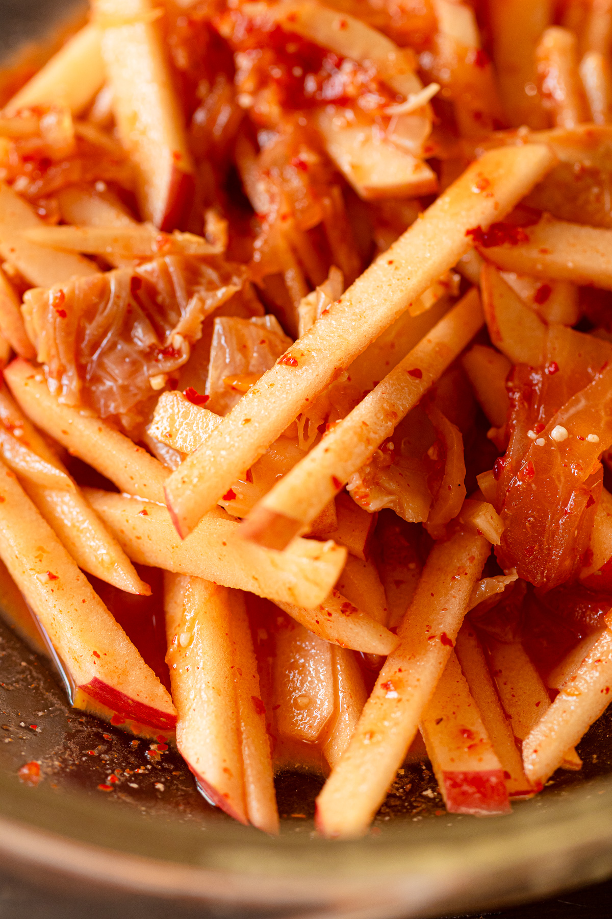 キムチの漬け汁がよく馴染んだ、りんごの簡単サラダ。