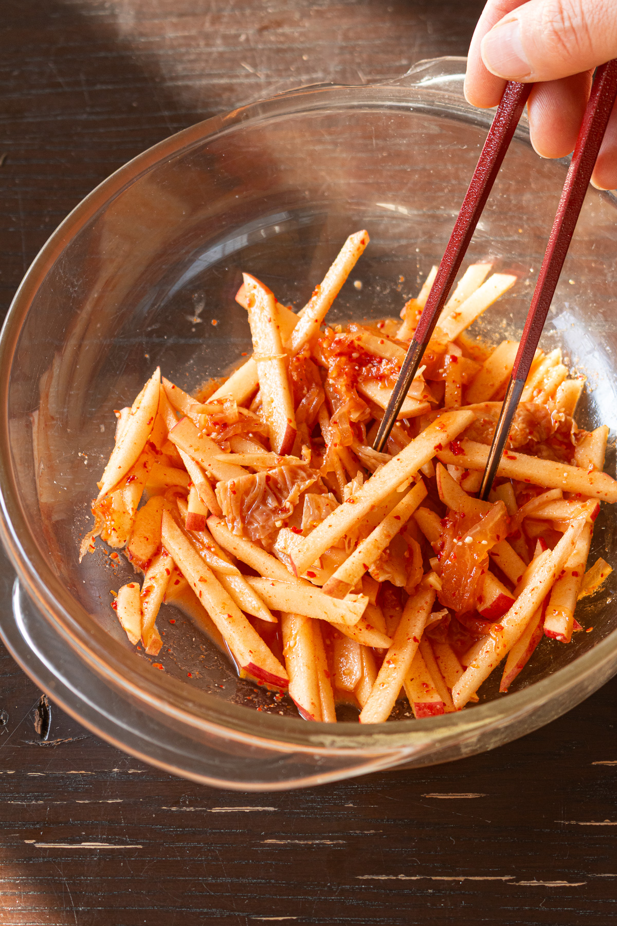 細切りにしたりんごとヴィーガン白菜ゆずキムチの漬け汁をあわせた簡単サラダ。