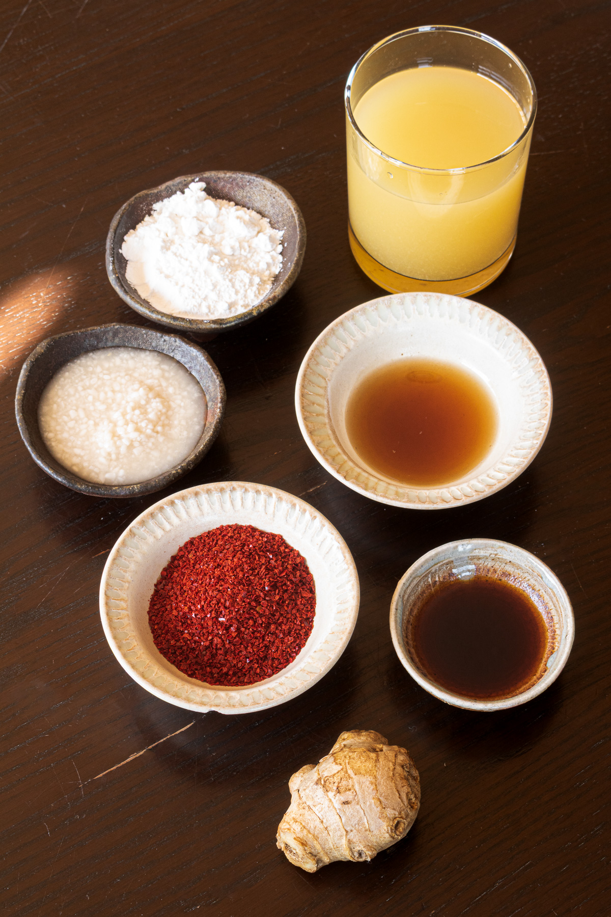 ヴィーガンゆず白菜キムチのヤンニョムの材料、リンゴジュース、メシルチョン、醤油、韓国粗挽き唐辛子、生姜、塩麹、米粉