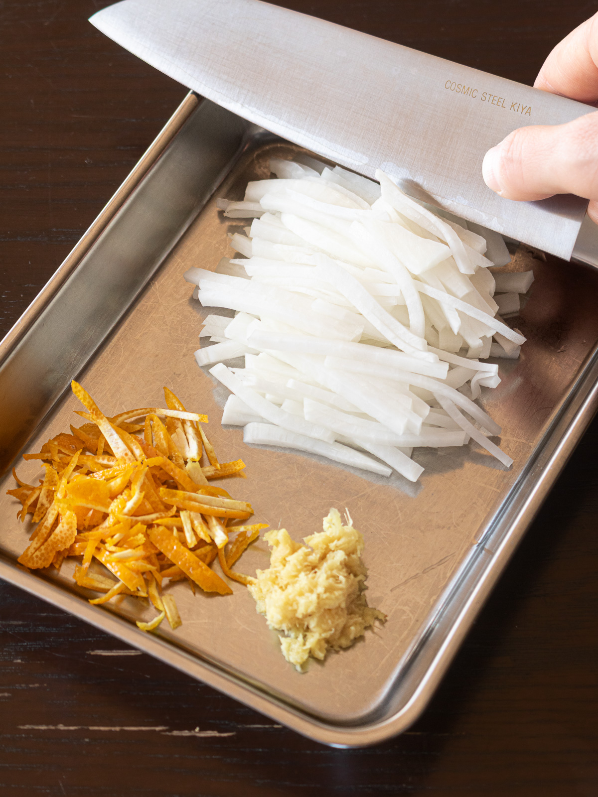 バットにのせた、細切りにした大根、ゆずの皮の千切り、生姜のすりおろし。