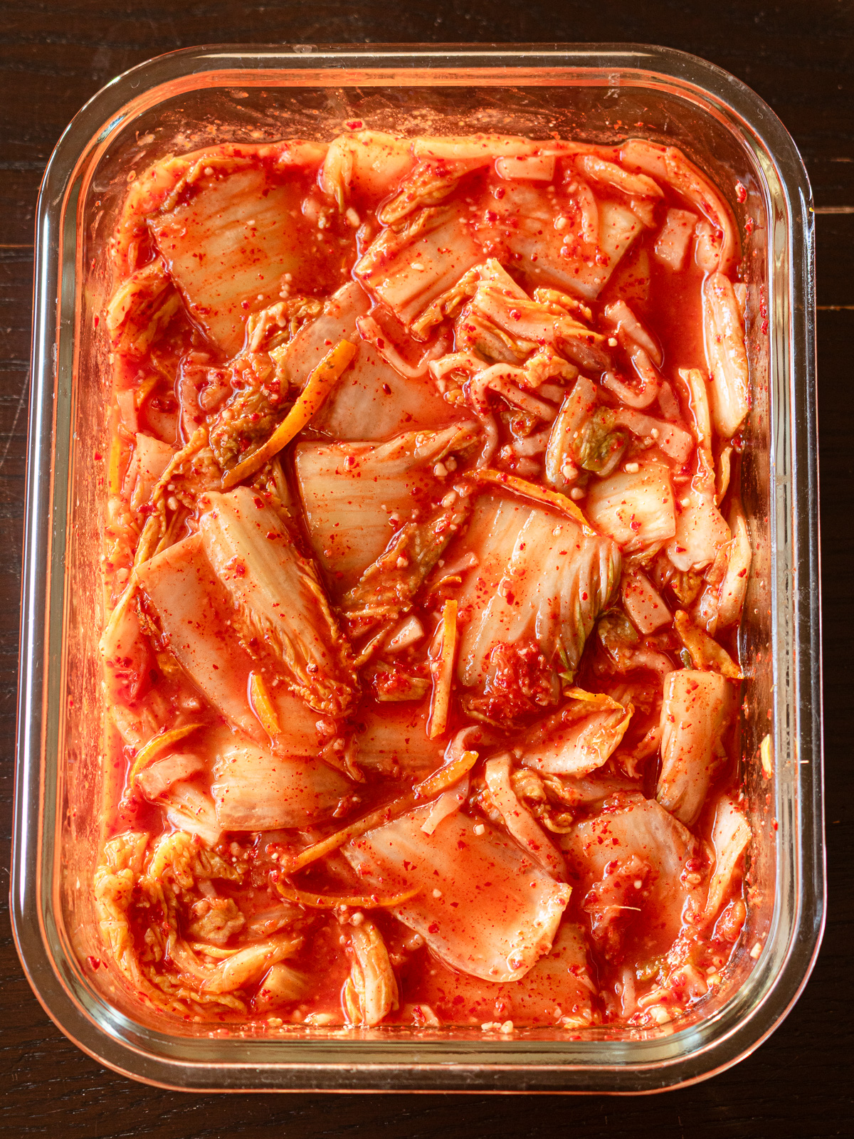 ヤンニョムとしっかりからまった白菜の塩漬け。熟成前のヴィーガン白菜ゆずキムチ