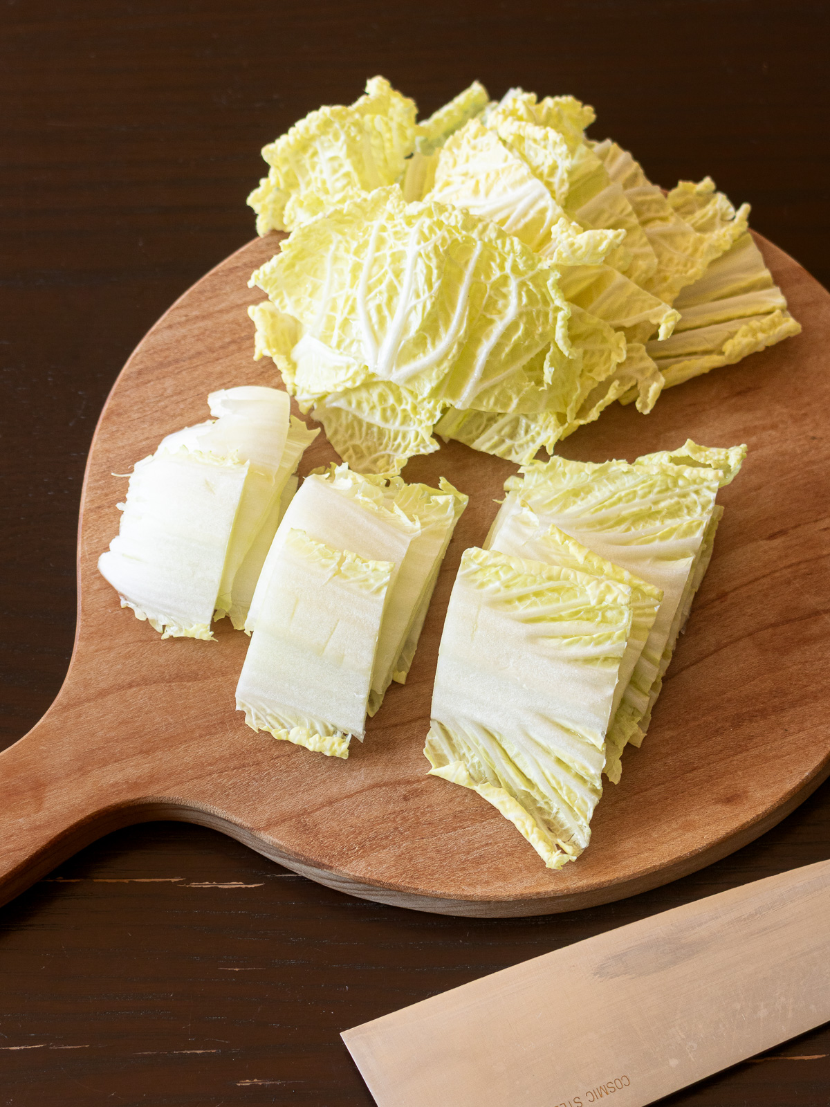 ヴィーガン白菜キムチの下準備、芯は3m、葉は5cm程度にカット