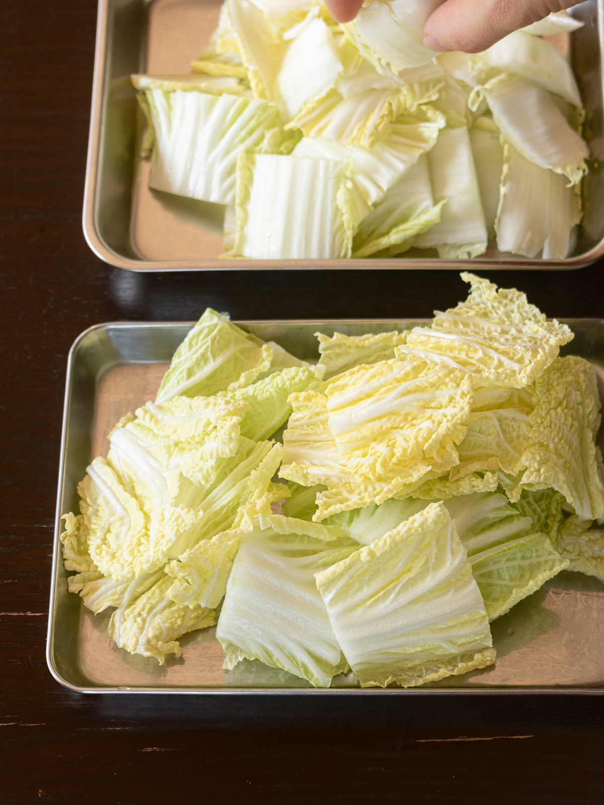 ヴィーガンキムチの下漬け前に白菜の芯と葉を分けているところ