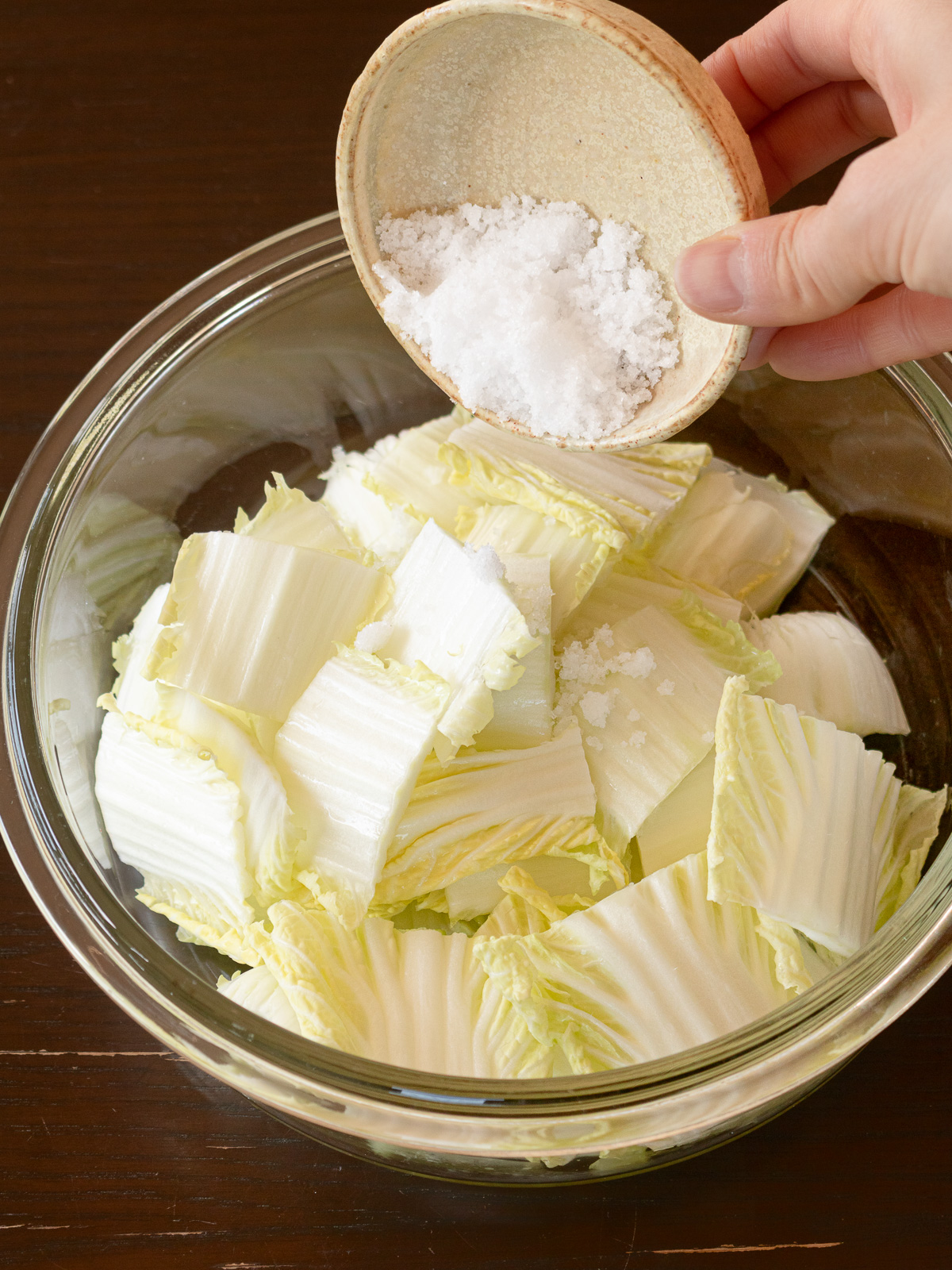 白菜の芯に白菜全重量の5%の塩を加えている様子