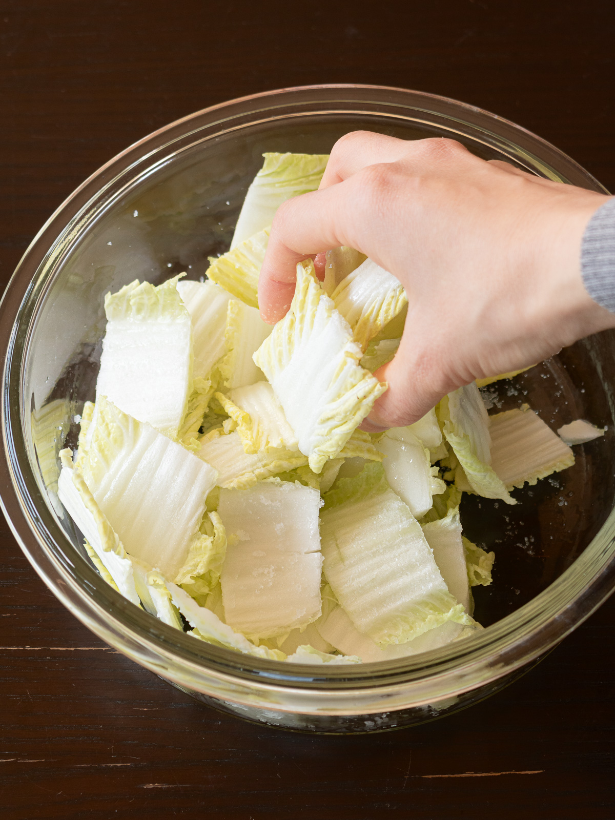 潮が芯全体に均一に回るように丁寧によく混ぜている様子