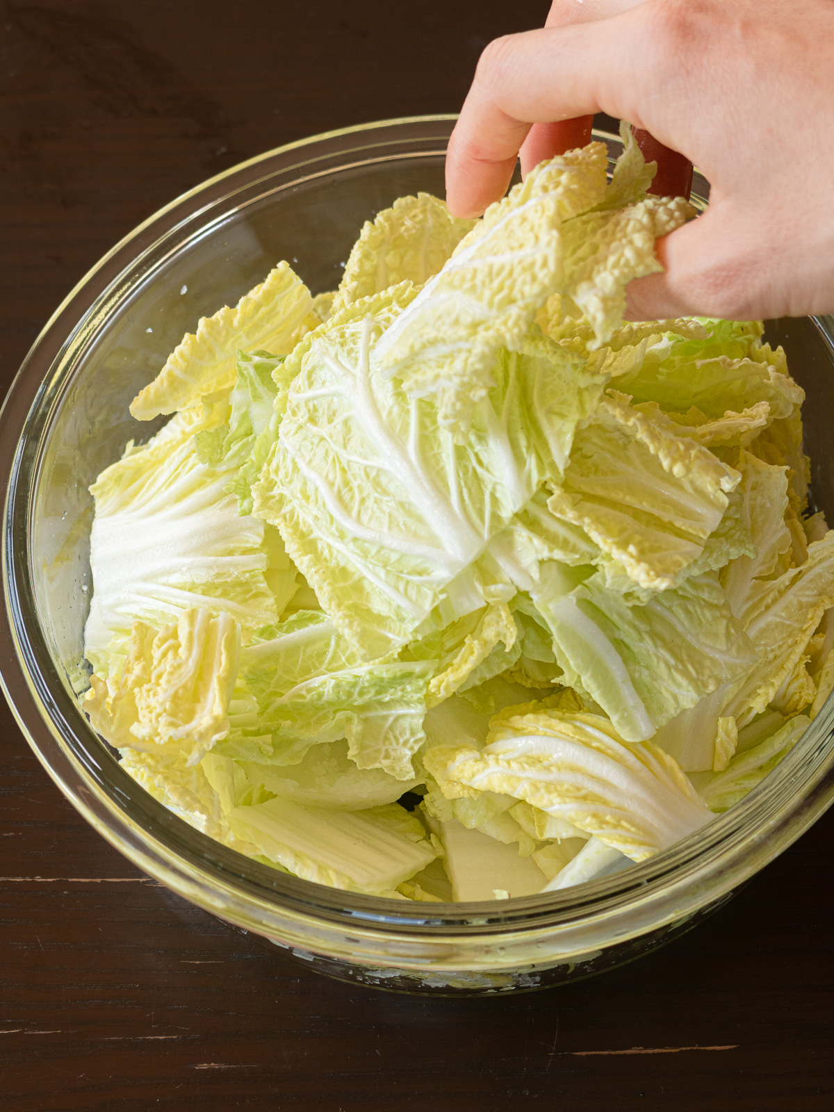 葉を加えて軽く混ぜている様子