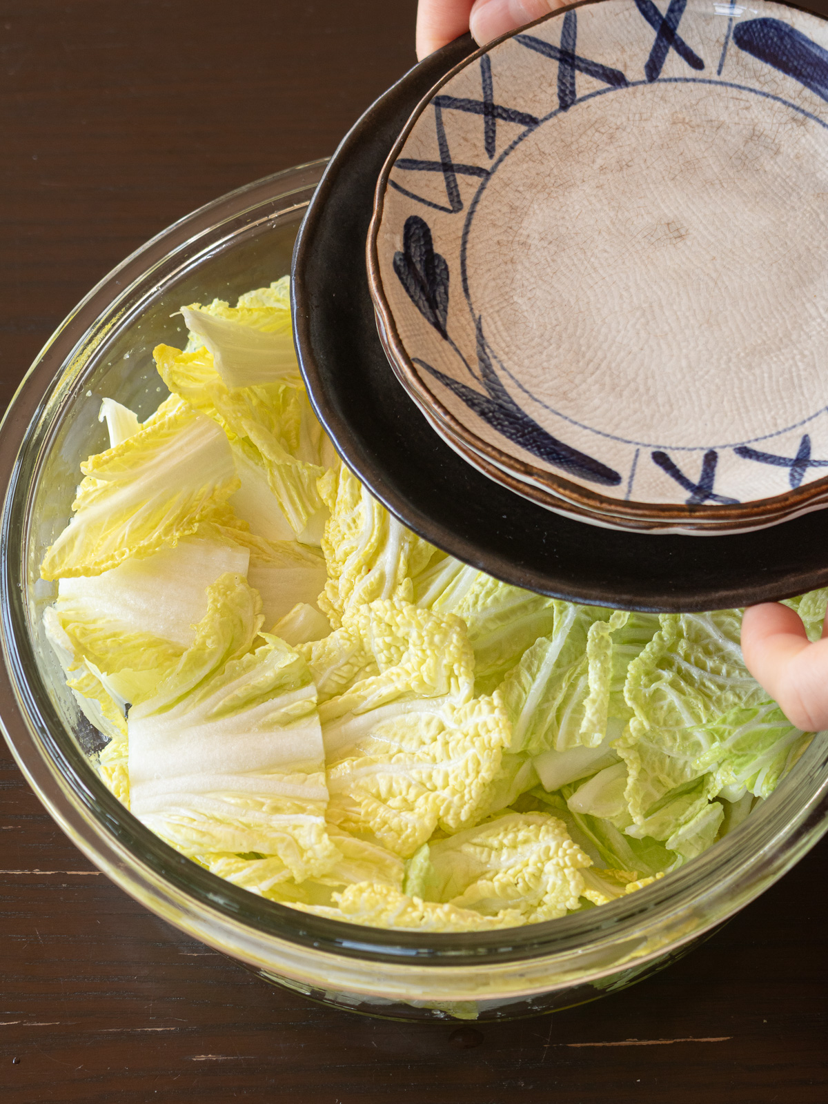 白菜の重量の3倍の重しをしてヴィーガンキムチ用の白菜の下漬けに入る様子