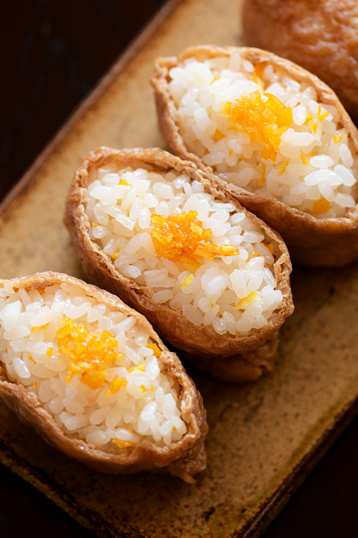 ゆず皮をトッピングした変わりいなり寿司