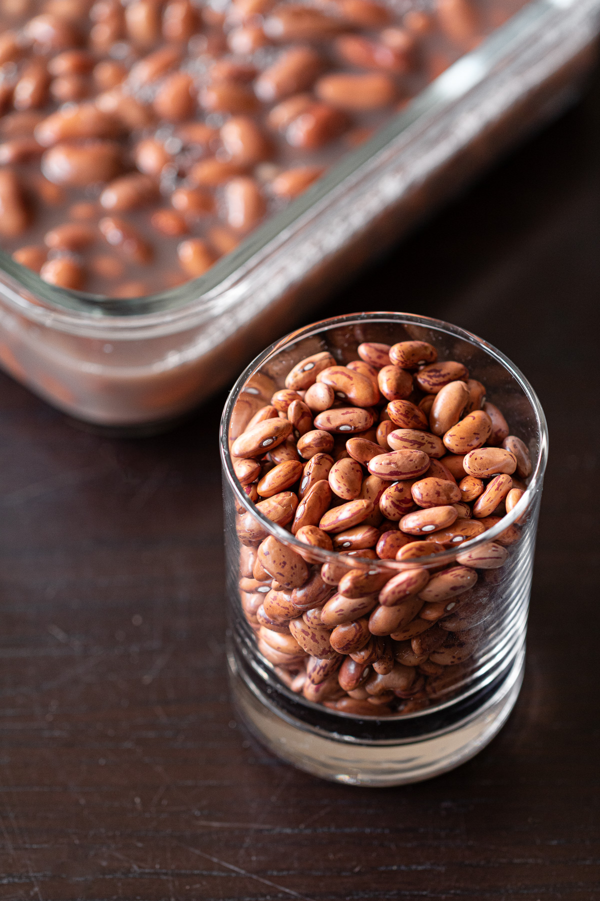 ガラス容器に入った乾燥うずら豆と煮上がったうずら豆