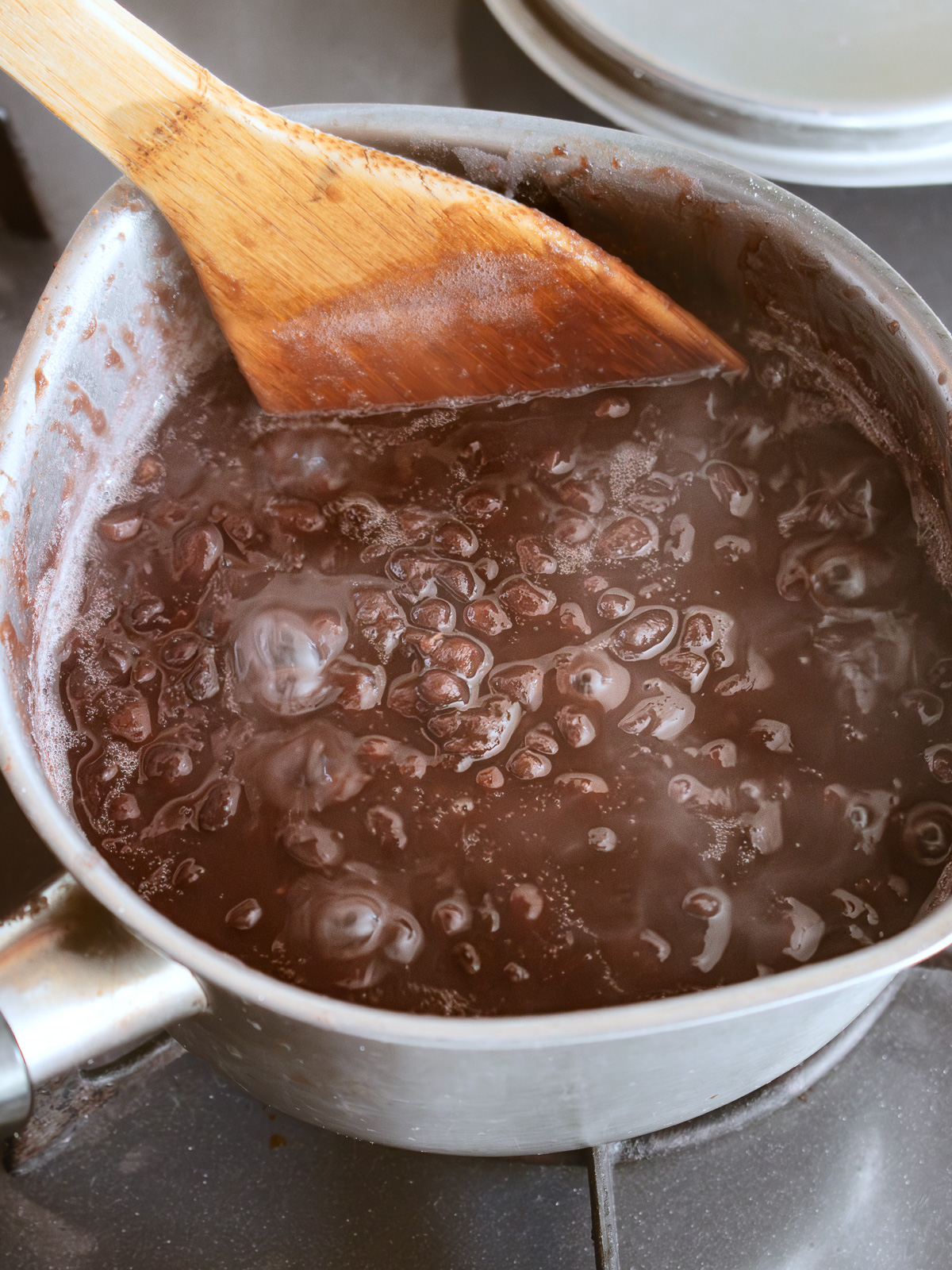 Simmering tsubu-an over low heat with minimal stirring to keep beans intact