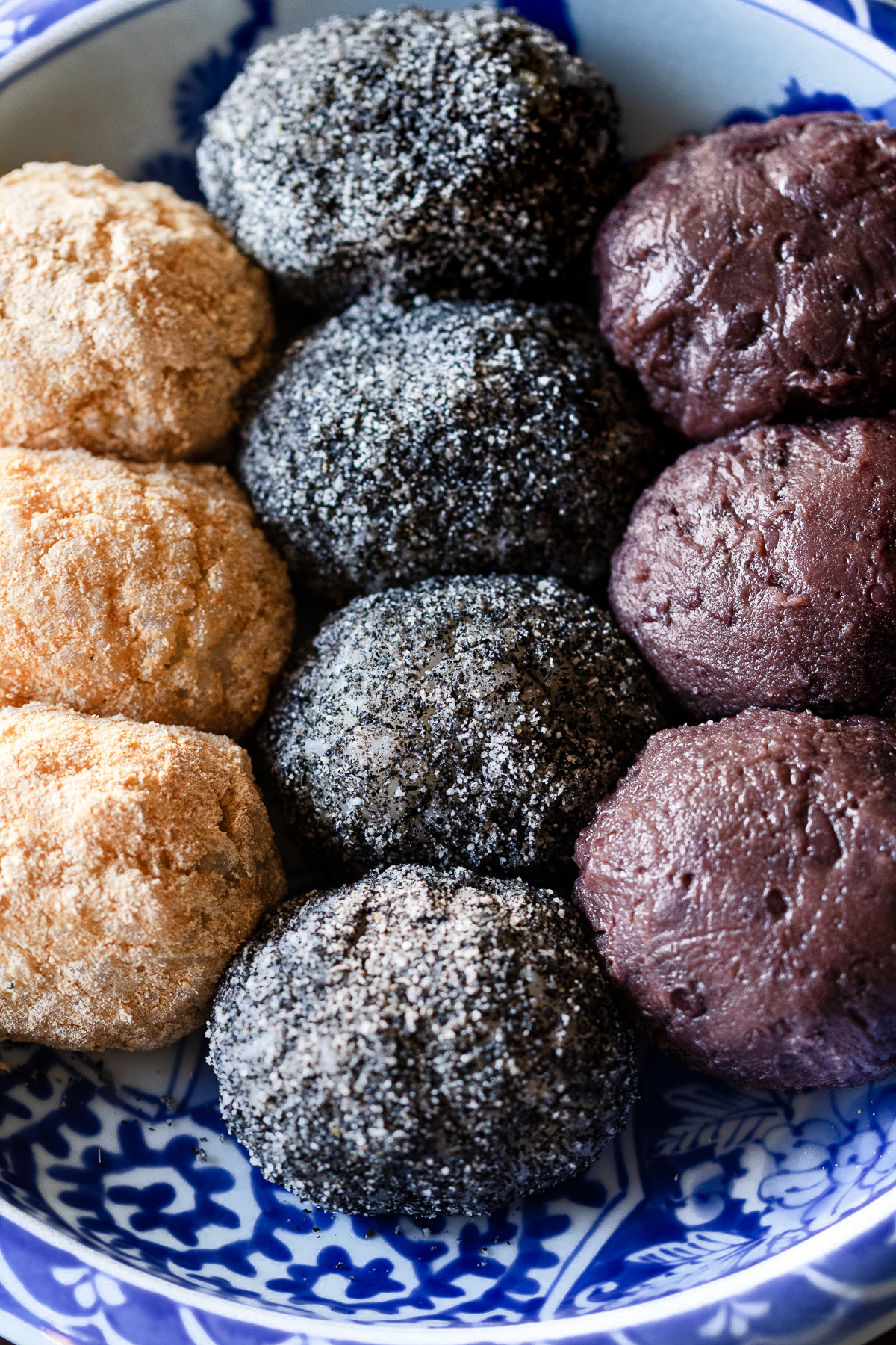 完成したきなこおはぎと黒胡麻おはぎを、昔ながらのあんこのおはぎと一緒に皿に盛りつけて