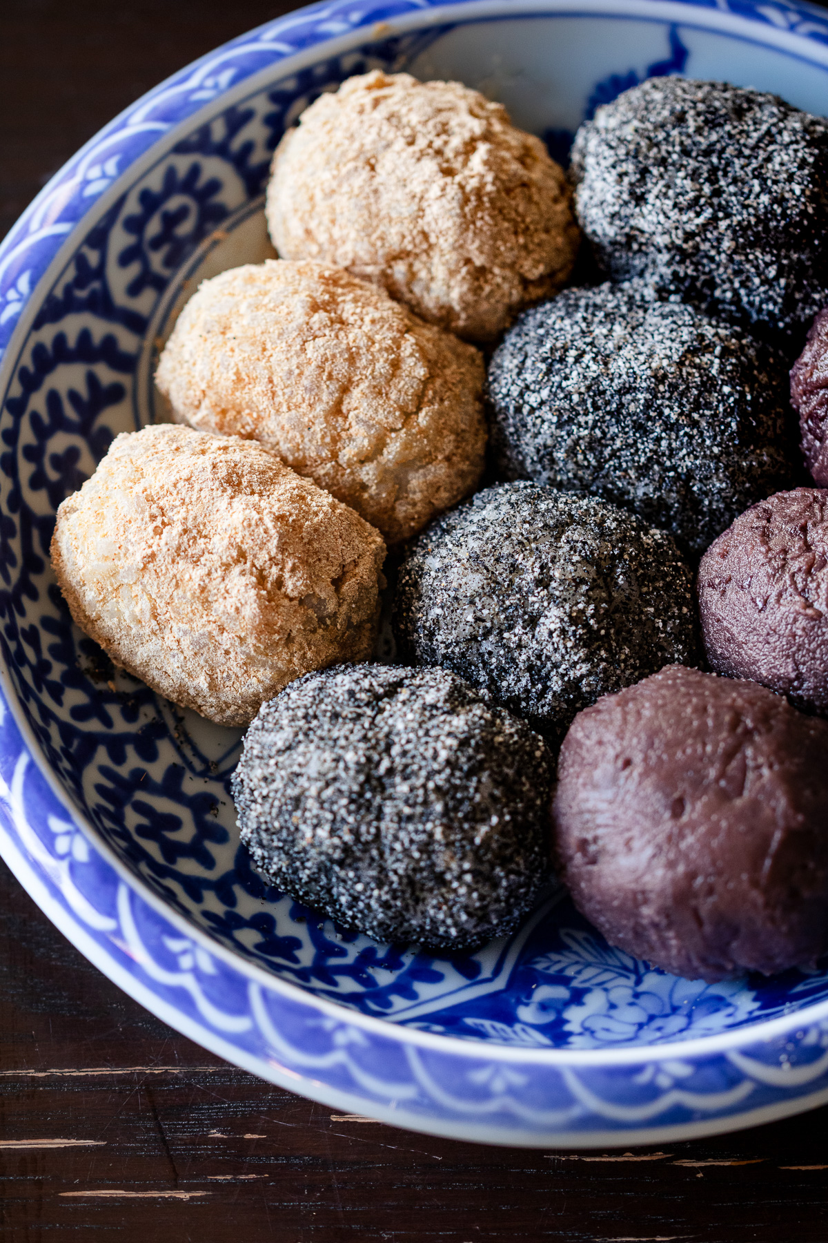 俵形に握ったきなこおはぎと黒胡麻おはぎ、あんこのおはぎ、三色並べて