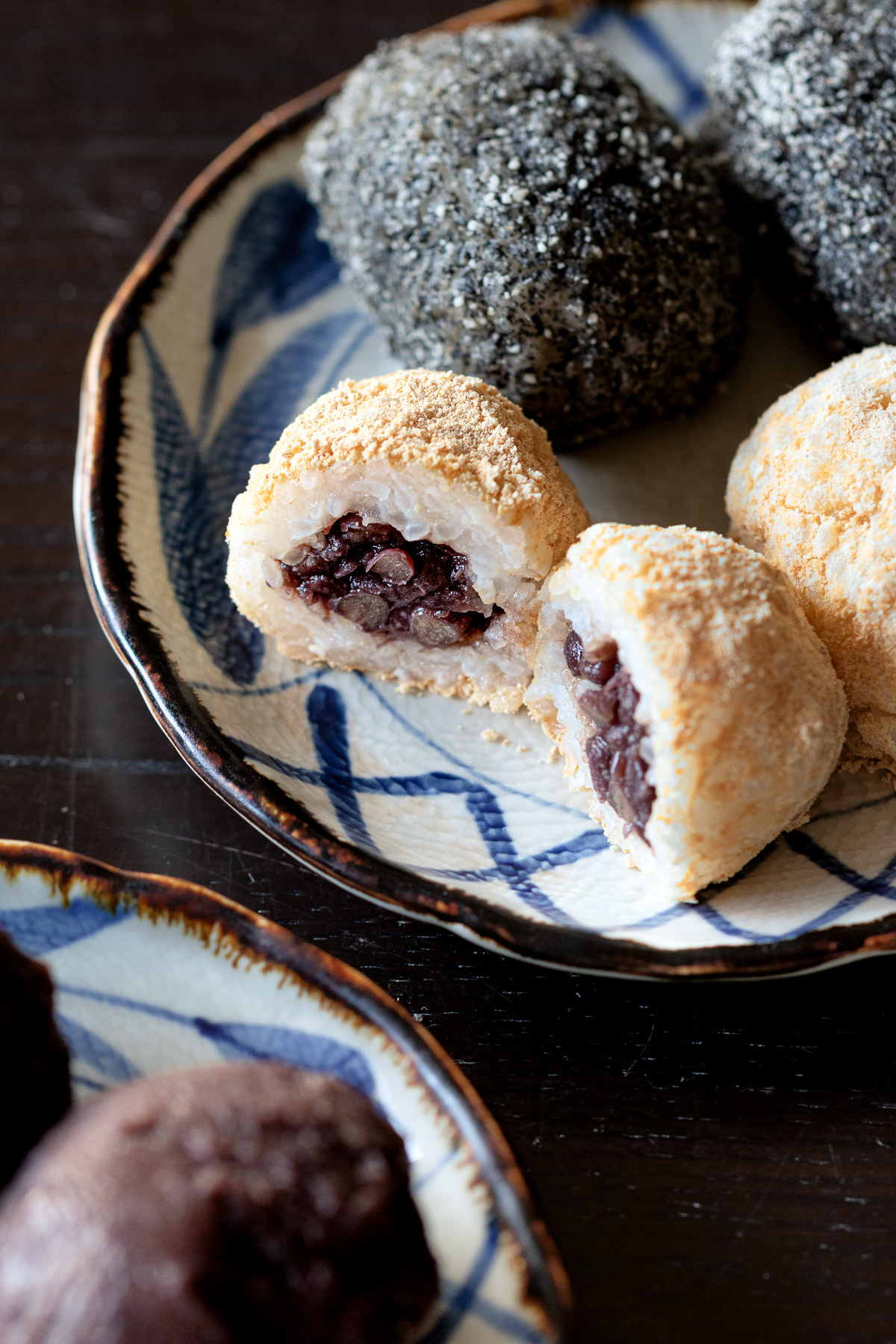 中にあんこ玉を忍ばせた、きなこのおはぎと黒胡麻のおはぎ。甘さ控えめ
