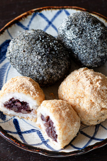 中にあんこ玉を忍ばせた、きなこのおはぎと黒胡麻のおはぎ。甘さ控えめ
