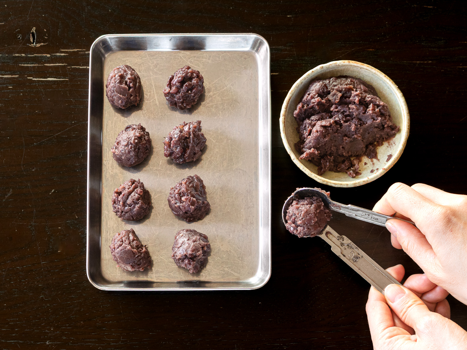 スプーンであんこをすくい、あんこ玉を作る