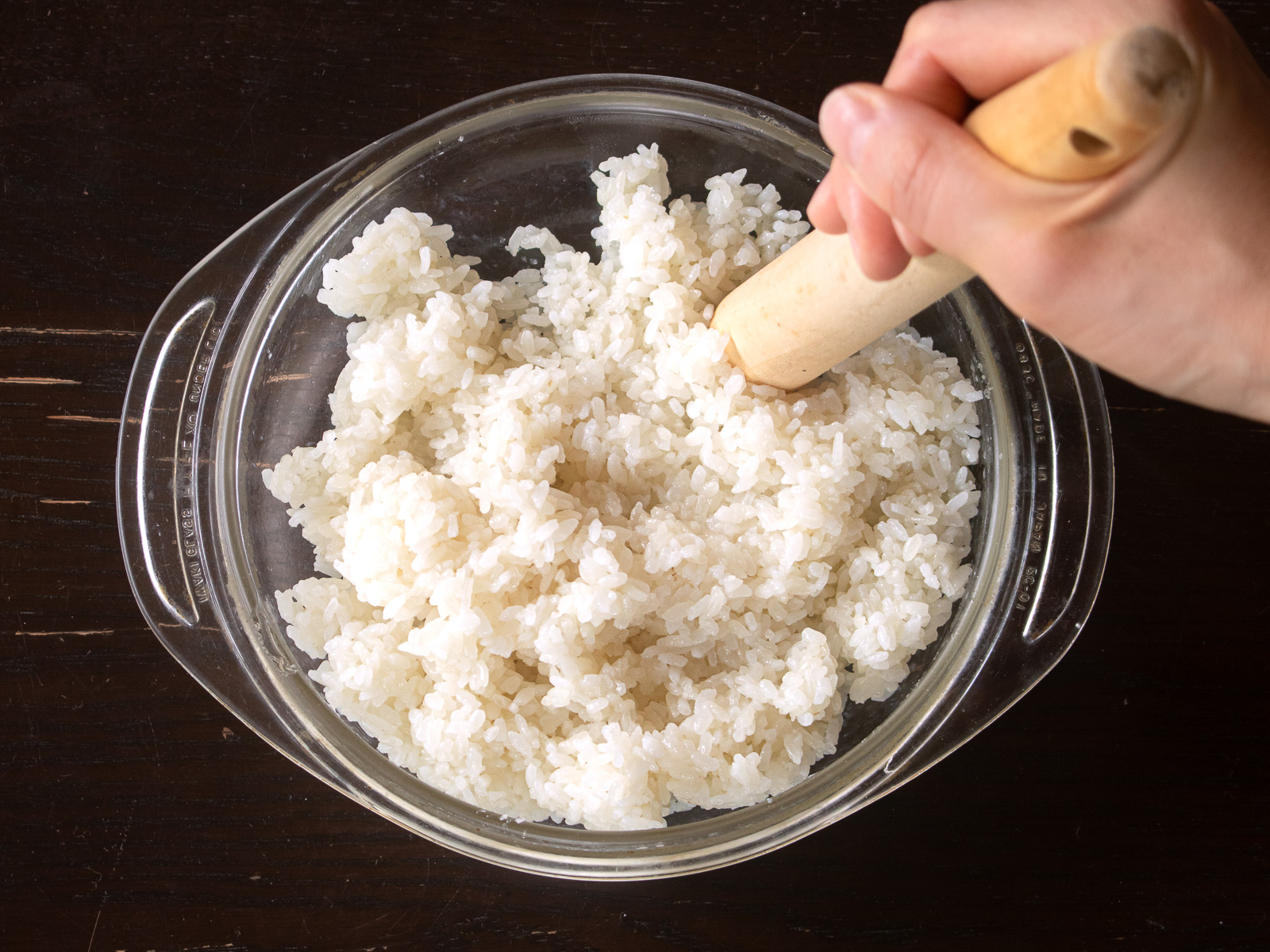 炊き上がったもち米とうるち米をボウルに移し、半ごろしにする