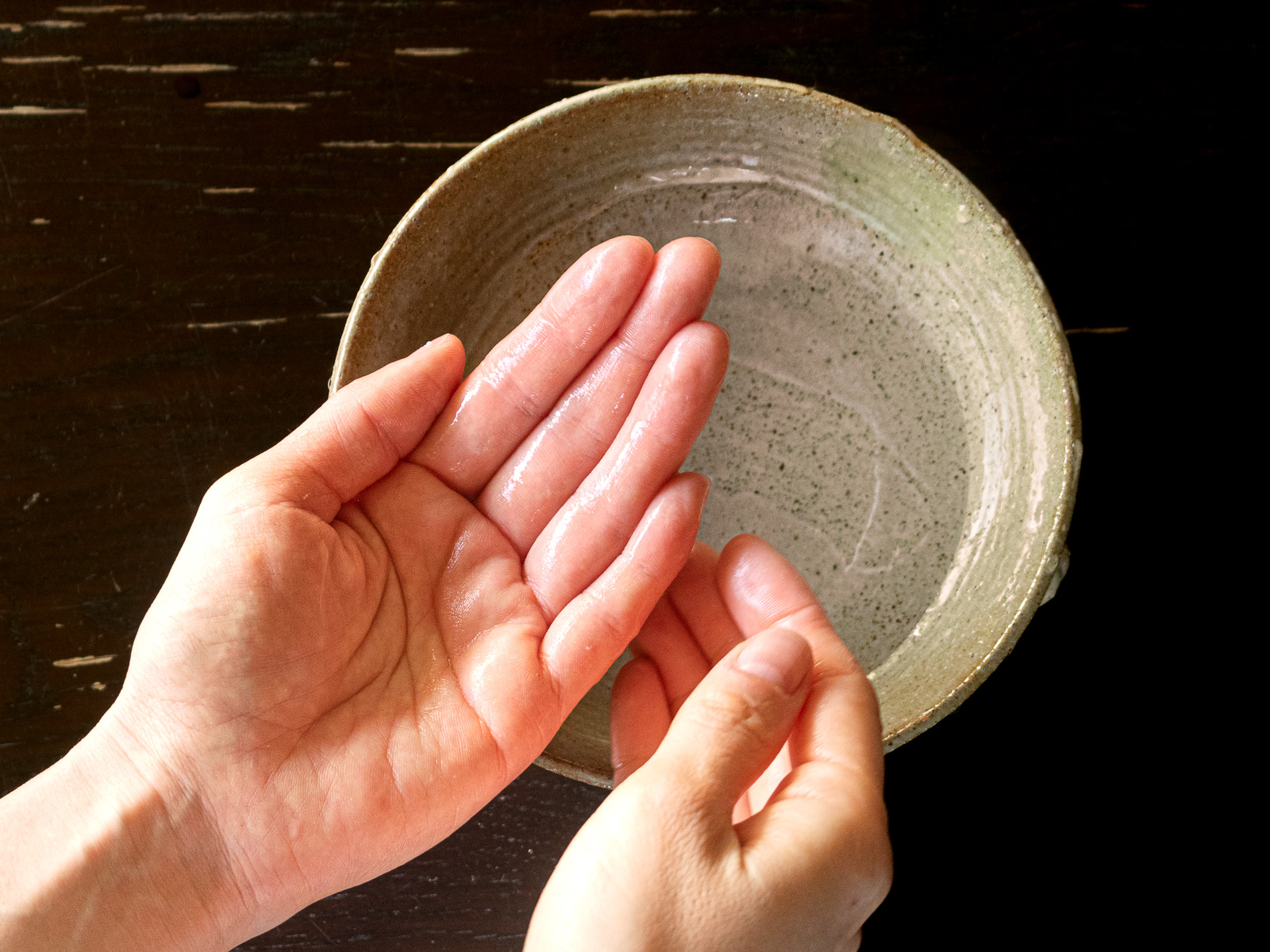 手水を用意し、両手のひらを濡らす