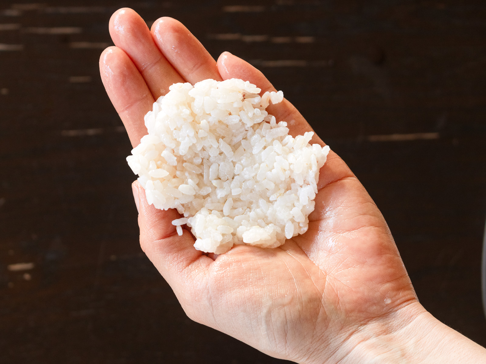 手のひらにごはんを広げる