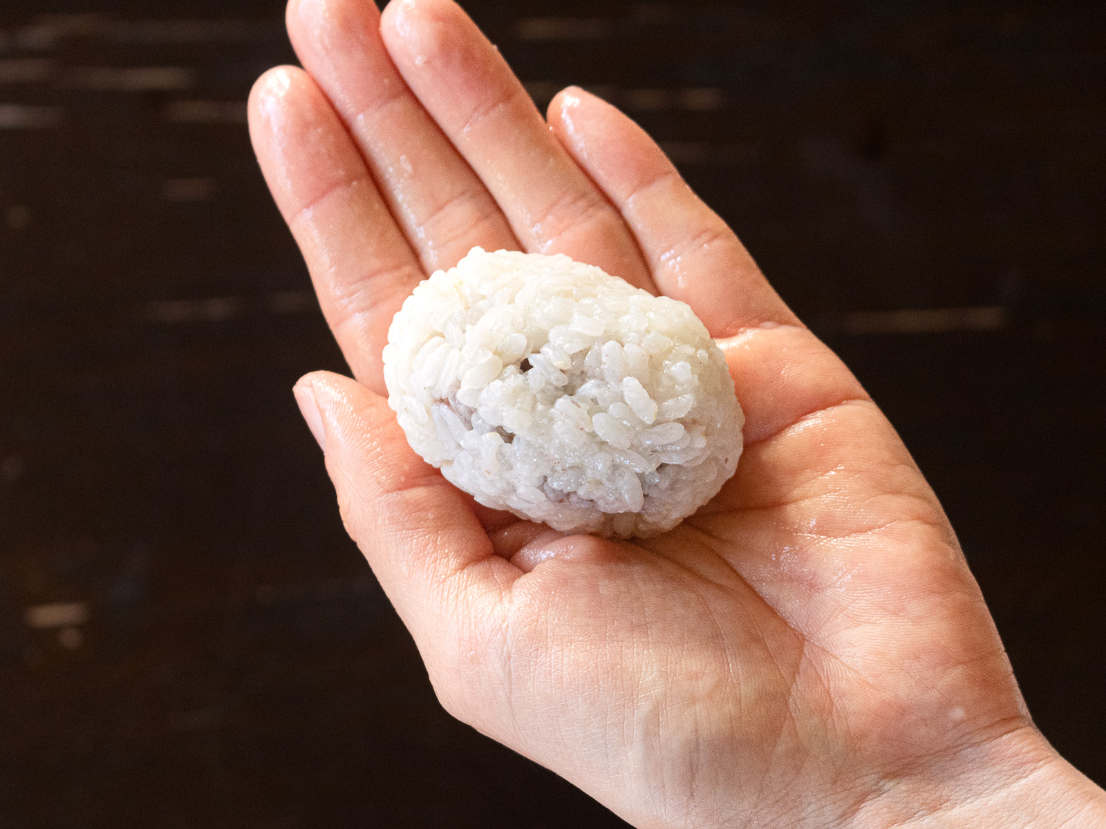 ごはんをしっかり閉じて俵形に握る