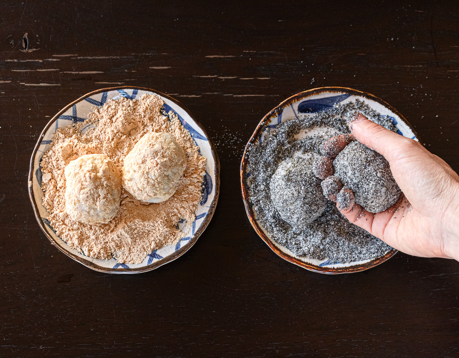 握ったおはぎにきなこと黒胡麻をまぶす