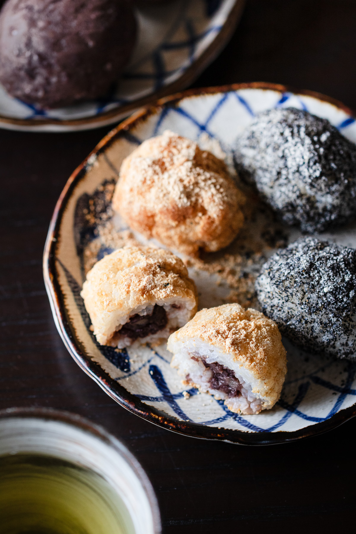 あんこだまを包んだ、きな粉と黒胡麻のおはぎ