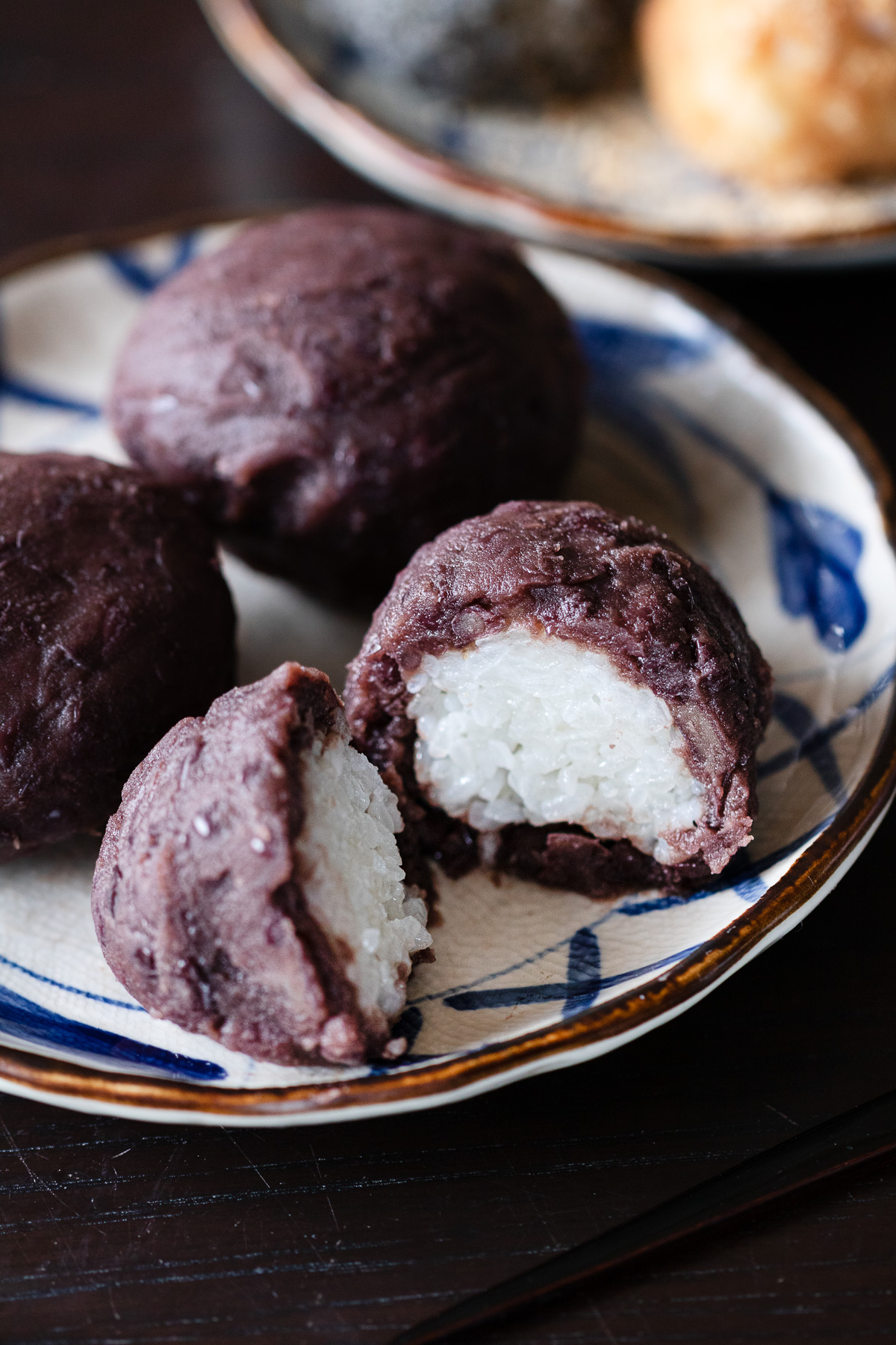 手作りのつぶあんをたっぷりまとわせた、おはぎの断面。昔ながらのおはぎの作り方で。