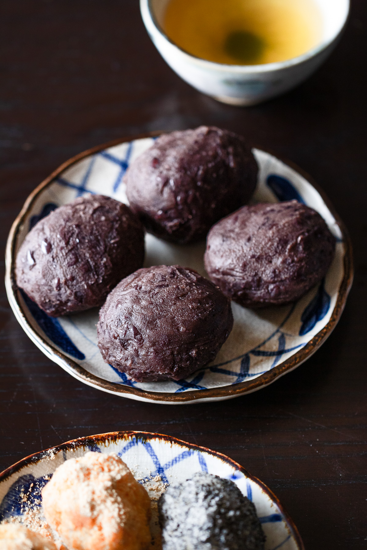 昔ながらのぼたもち、基本のおはぎに緑茶を添えて