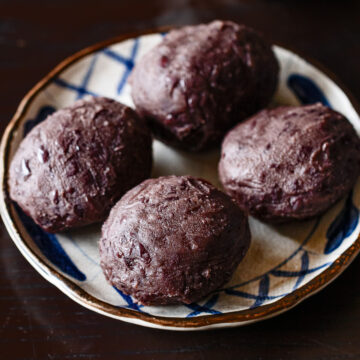 昔ながらの、基本のおはぎの作り方。甘さ控えめの手作りつぶあんを使って。