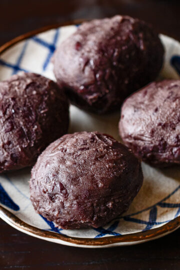 昔ながらの、基本のおはぎの作り方。甘さ控えめの手作りつぶあんを使って。