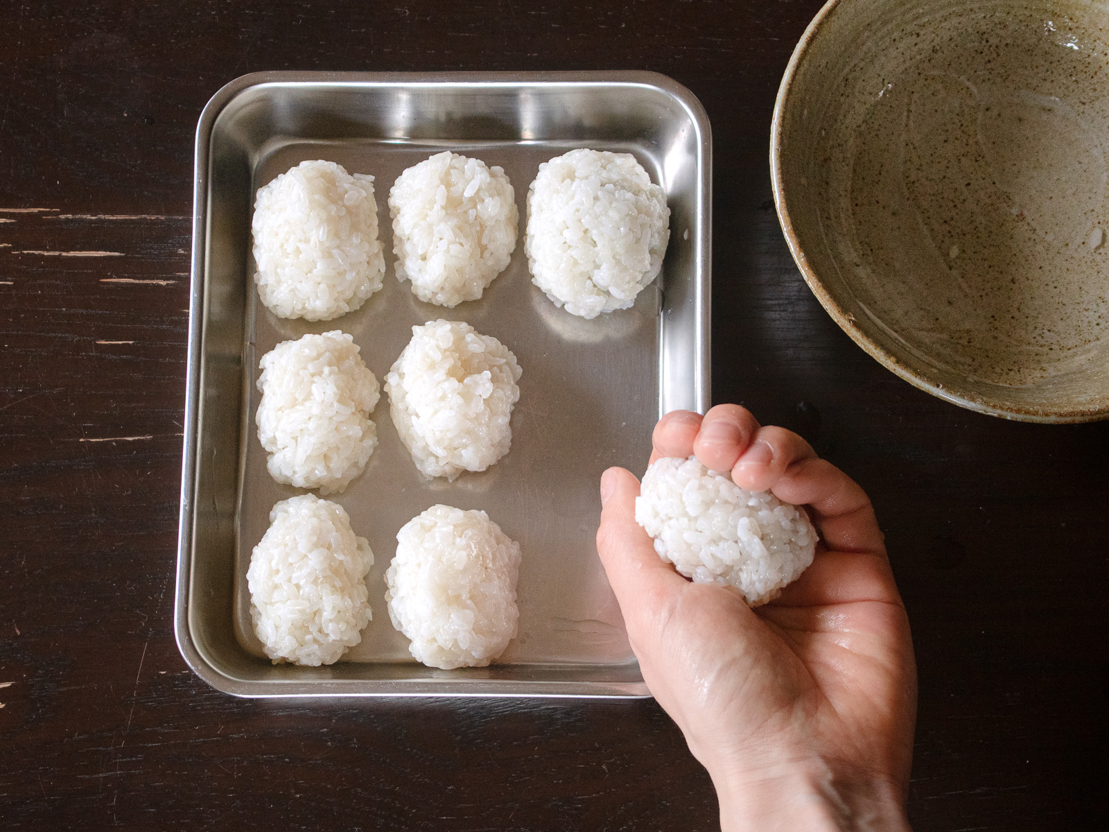 手を軽く濡らし、手のひらサイズに俵形に握ったおはぎ用のごはん。基本のおはぎの作り方