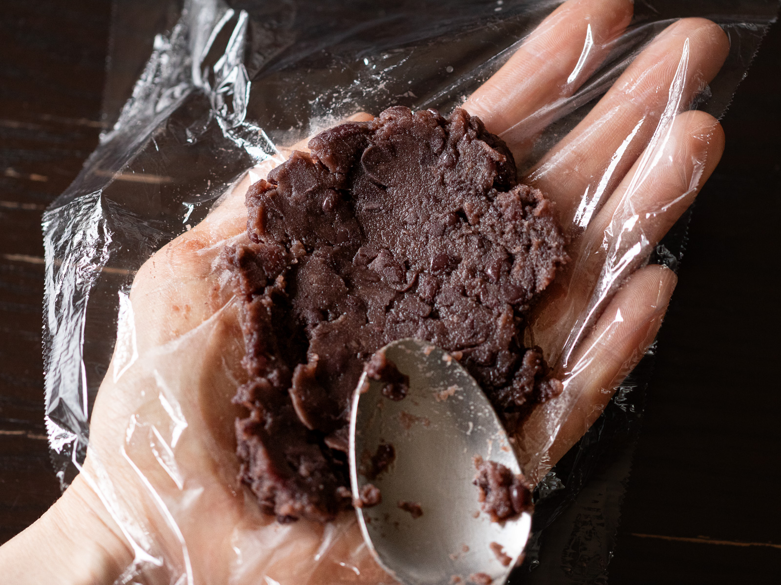 スプーンの背であんこを丸く広げた様子。基本のおはぎの作り方