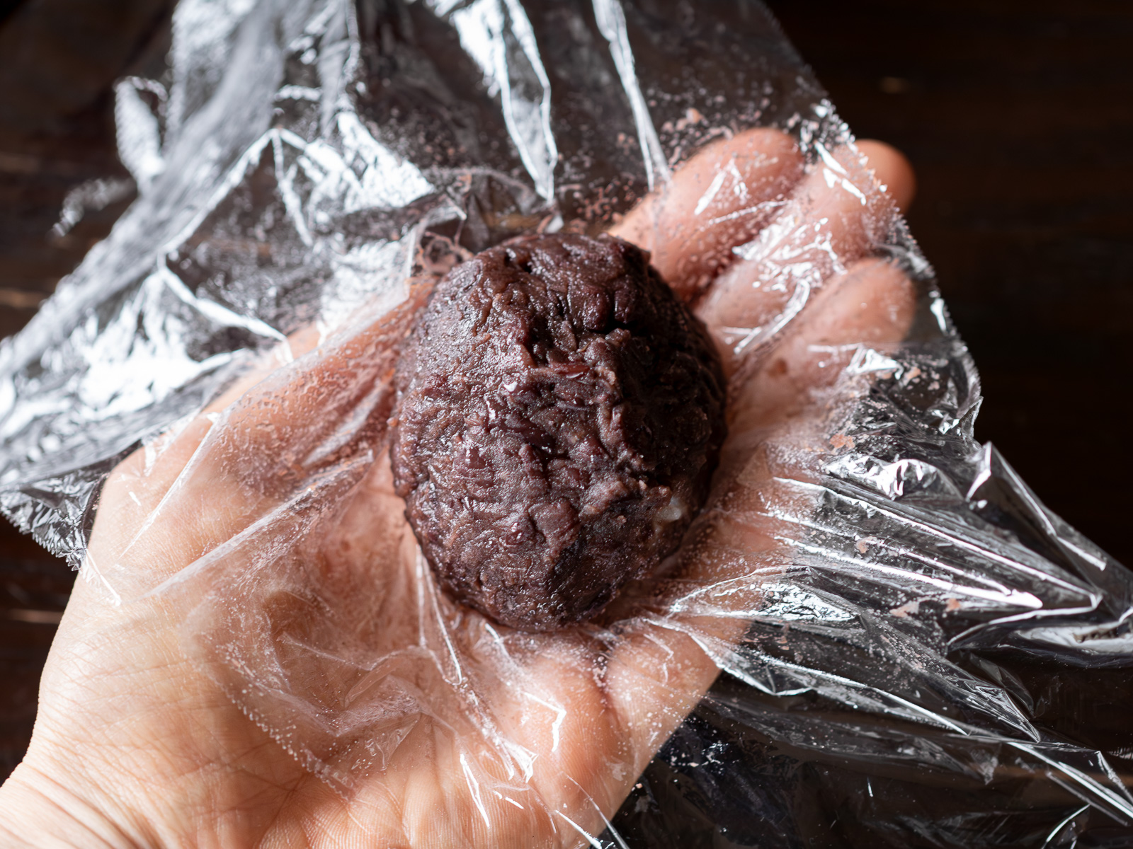 ごはん全体をつぶあんで包んだ様子。基本のおはぎの作り方