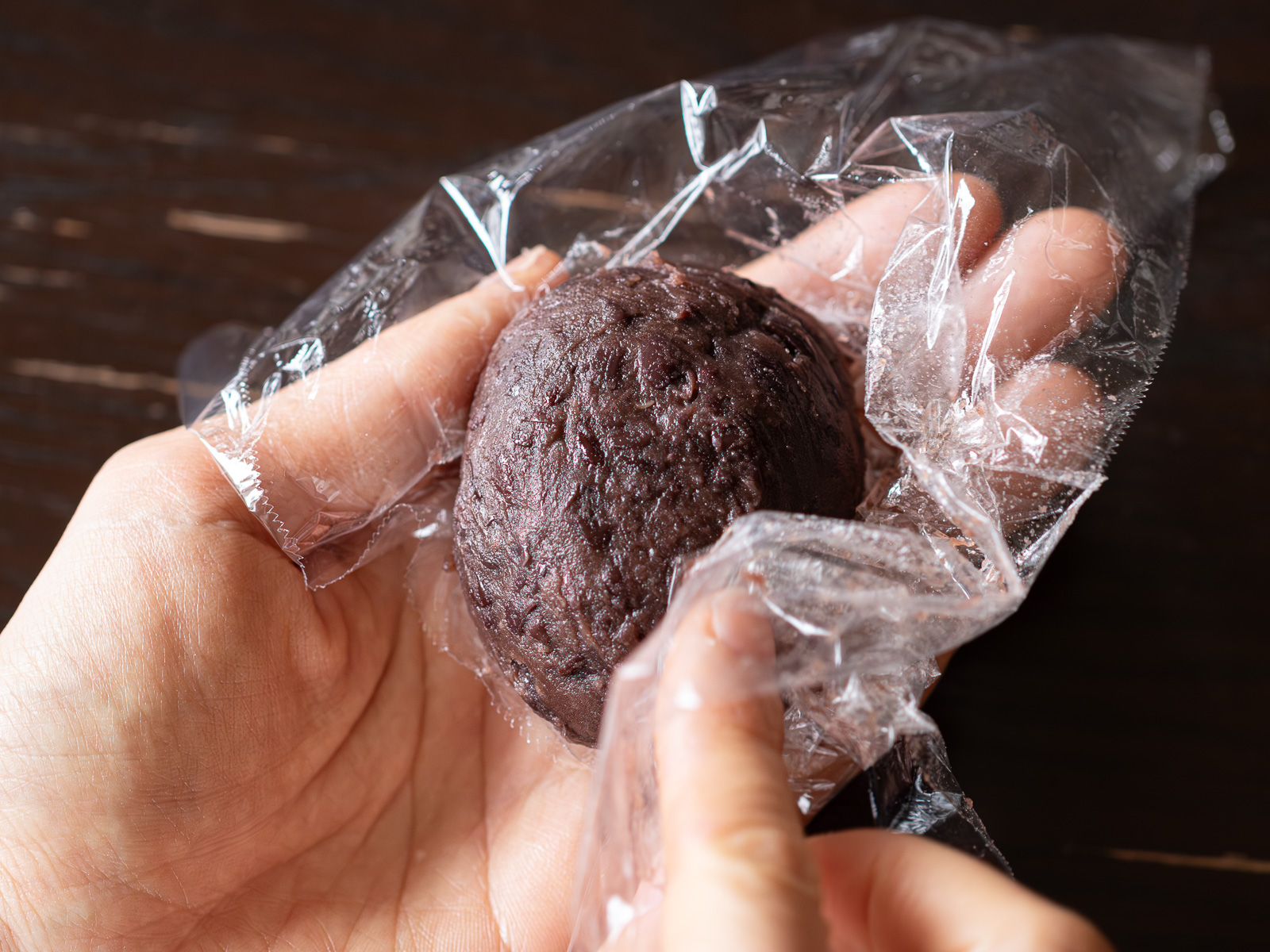 ラップの上から表面をなぞり、表面を滑らかに整えたおはぎ。基本のおはぎの作り方