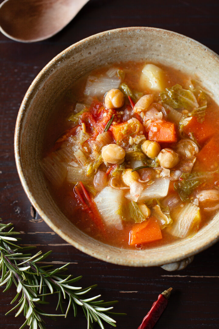 ひよこ豆のイタリア風トマトスープ。ローズマリーとニンニク香る、ヴィーガン・オイルフリーのスープ