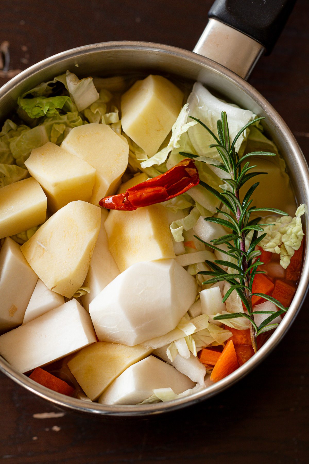 鍋に野菜とひよこ豆、ニンニク、ローズマリー、唐辛子を入れたところ