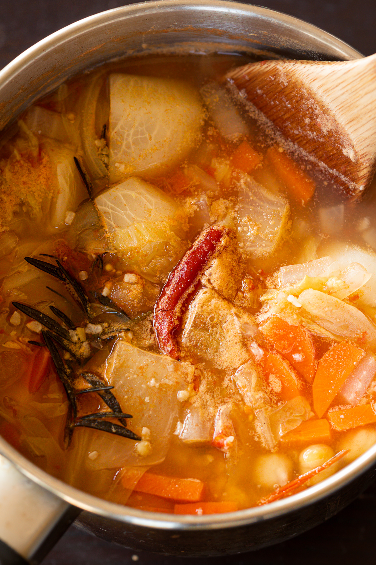 野菜が柔らかく煮えたひよこ豆のトマトスープに塩麹で味を整えているところ