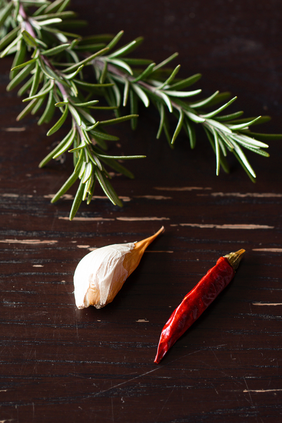 ひよこ豆のイタリア風トマトスープの材料。ひよこ豆、ミニトマト、カブ、にんじん、白菜、ジャガイモ、塩麹、ローズマリー、ニンニク、唐辛子