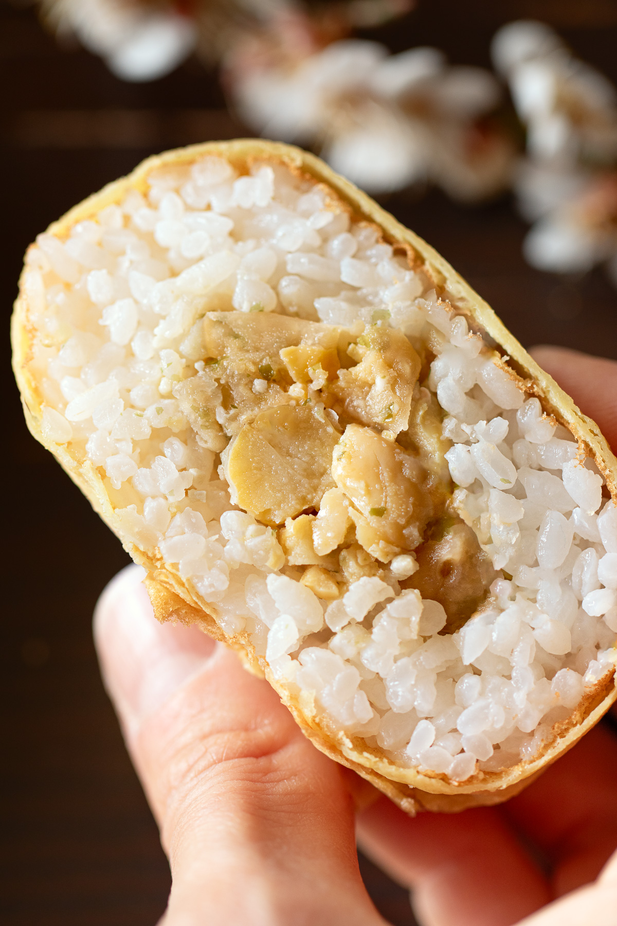 ヴィーガン薄焼き卵おにぎりの断面。たっぷりは入ったヴィーガンツナマヨ