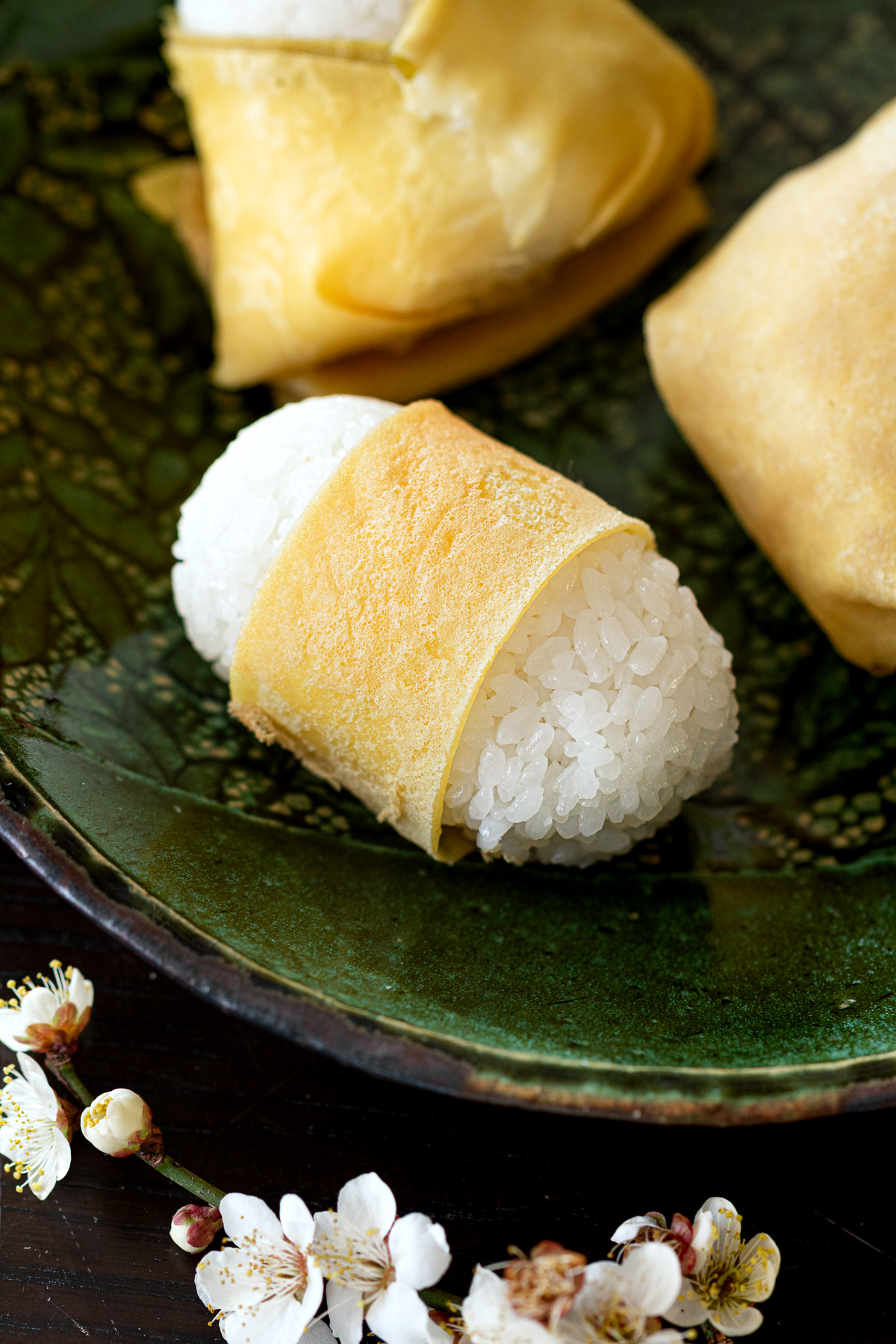 俵形に握ったヴィーガン薄焼き卵おにぎり