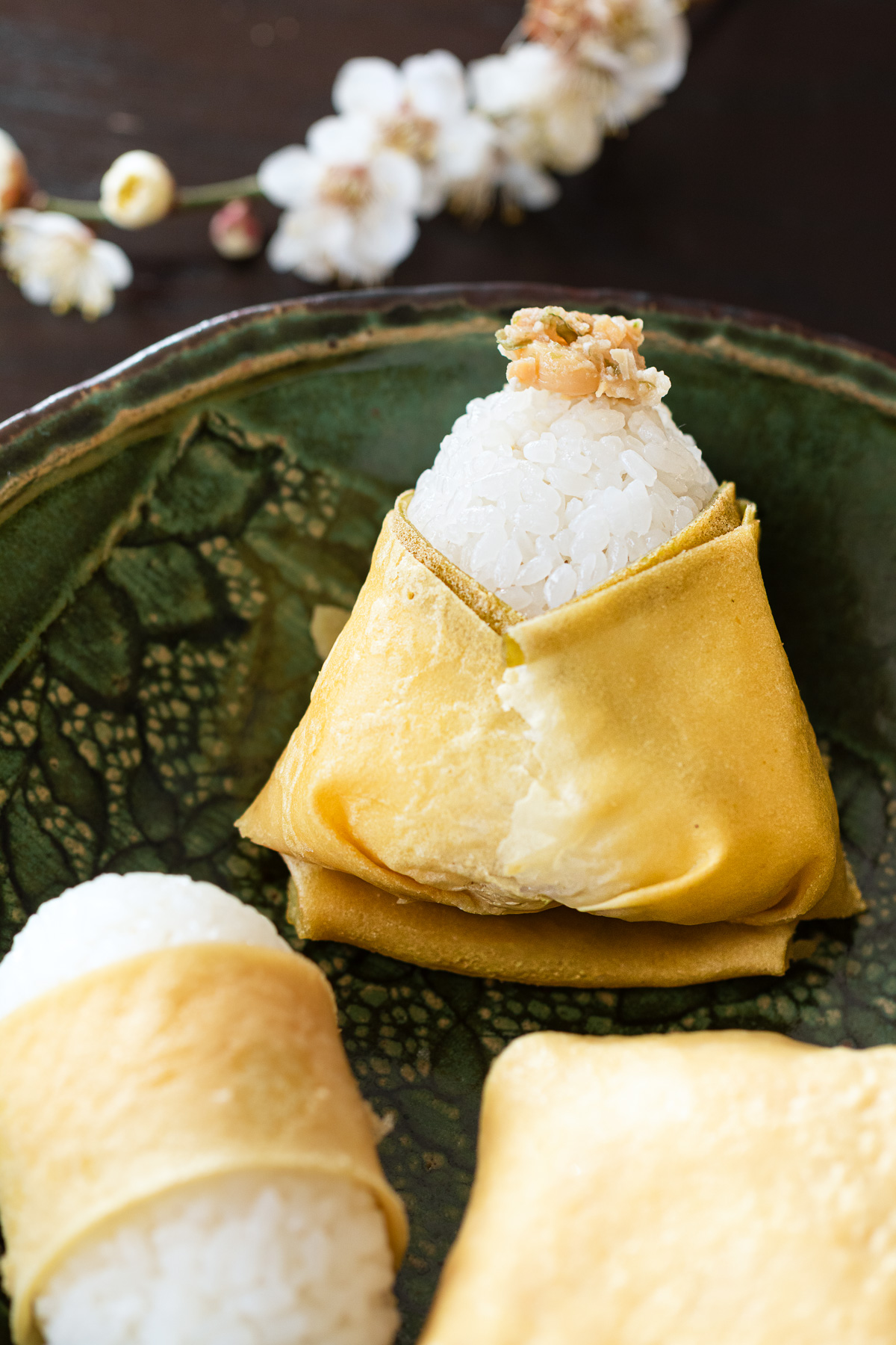 お雛様に見立てたヴィーガン薄焼き卵おにぎり