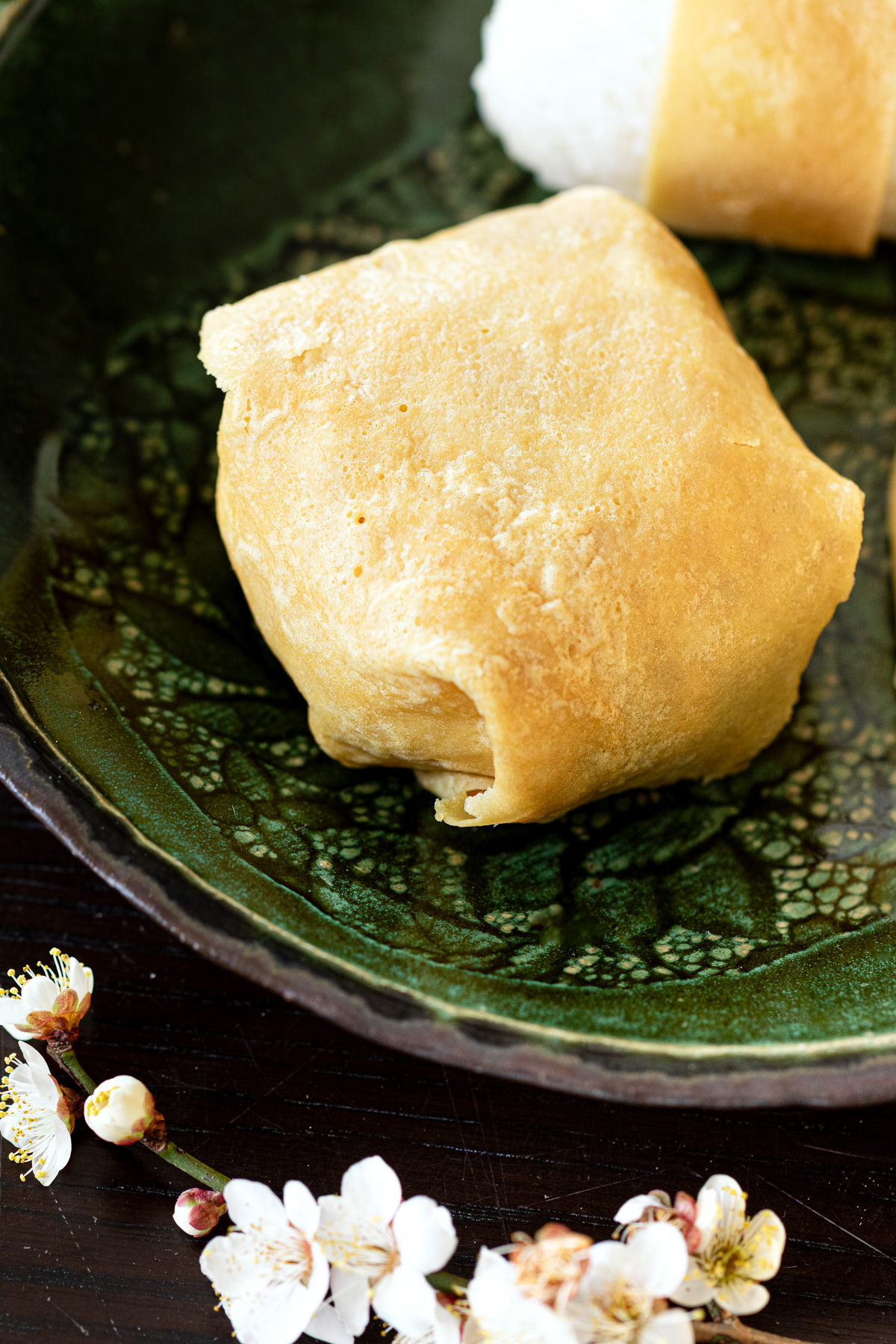 ヴィーガン薄焼き卵おにぎり。ヴィーガンツナマヨ入り