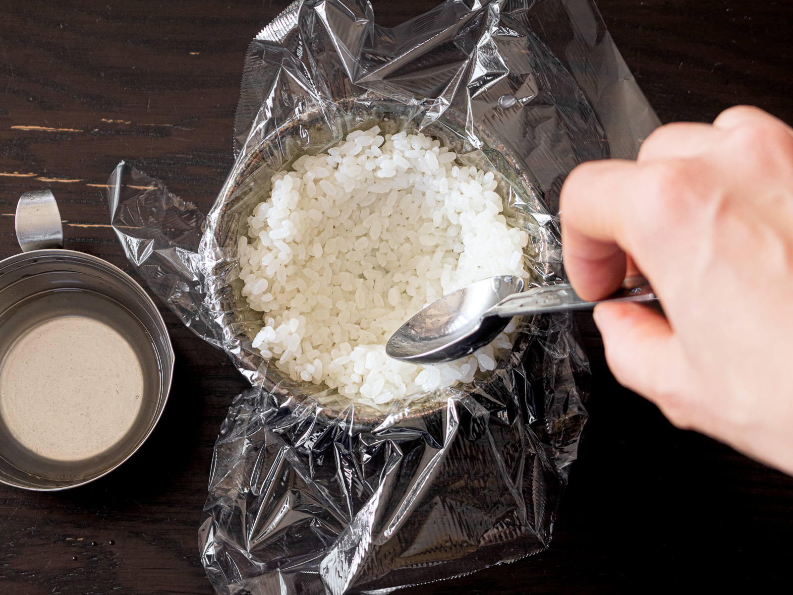 お茶碗にラップを敷いてごはんをのせる｜ヴィーガン薄焼き卵おにぎりの作り方①