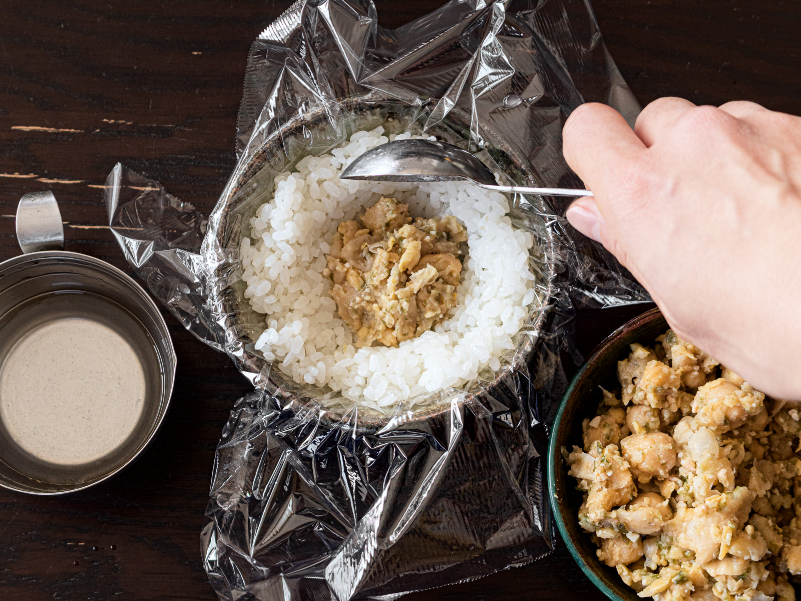 ごはんのくぼみにヴィーガンツナマヨを入れる｜薄焼き卵おにぎりの作り方②