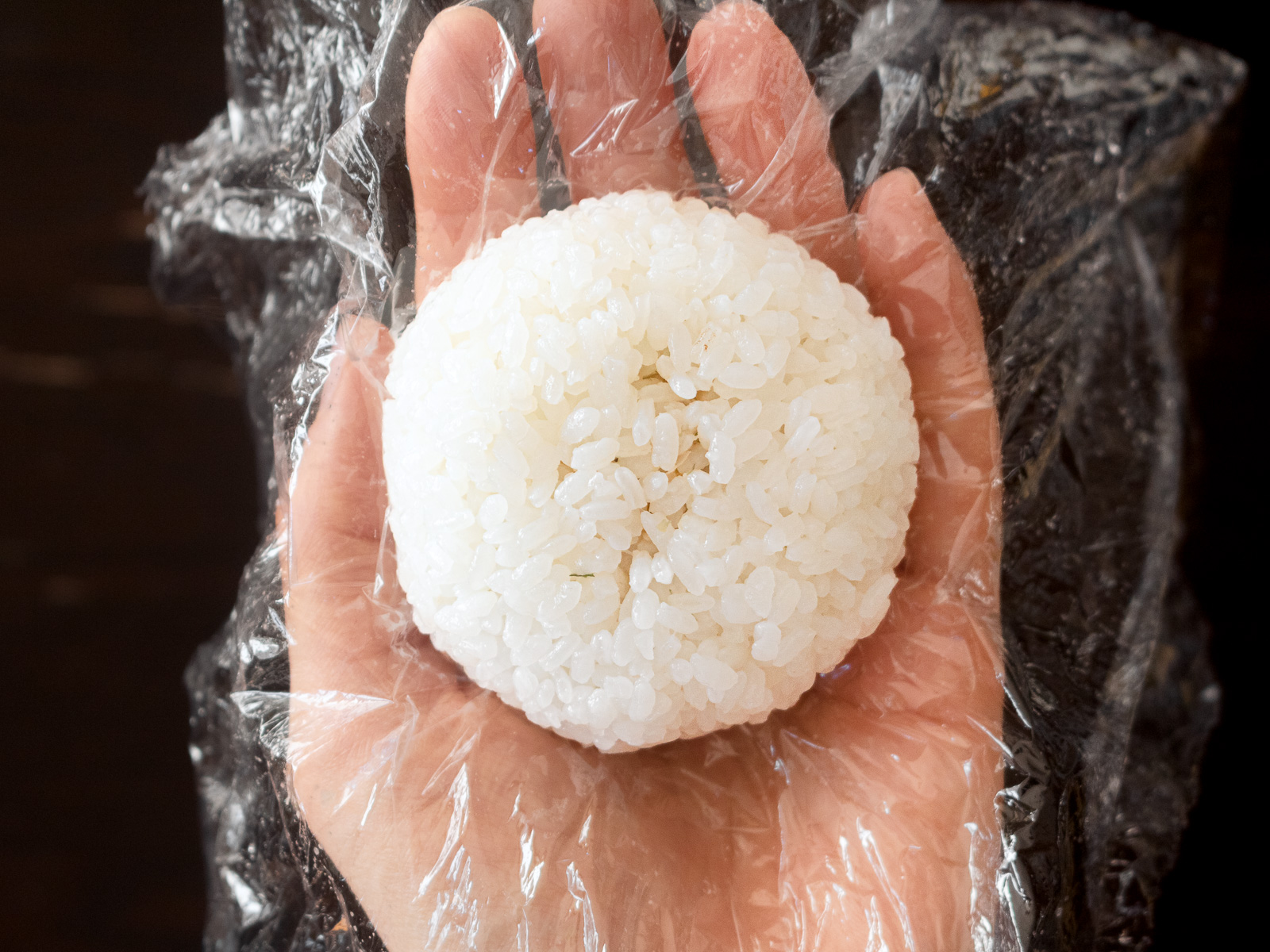 
握ったおにぎりに塩をふる｜ヴィーガン薄焼き卵おにぎりの作り方⑤