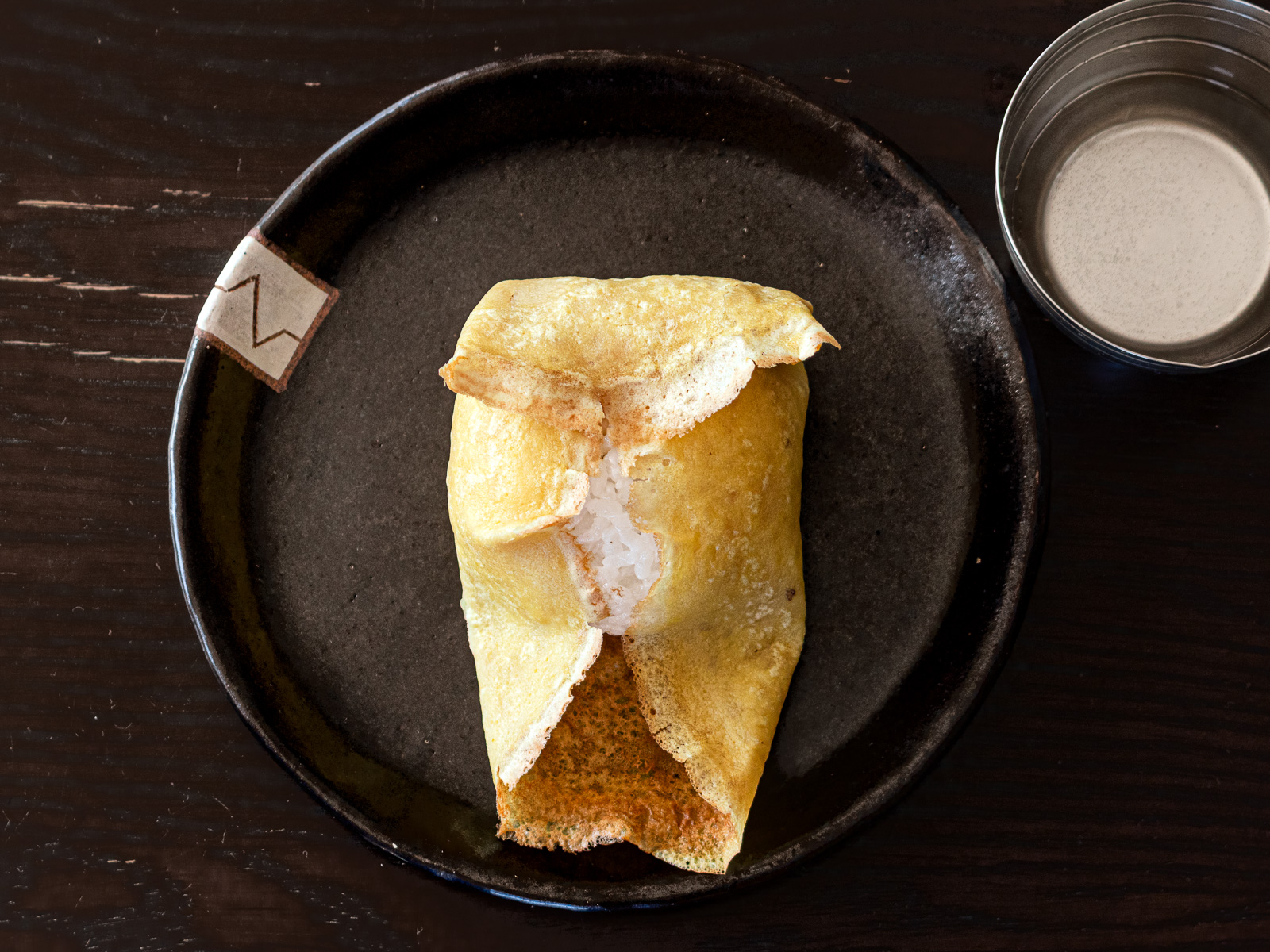 
薄焼き卵の上下をたたんで包む｜ヴィーガン薄焼き卵おにぎりの包み方③