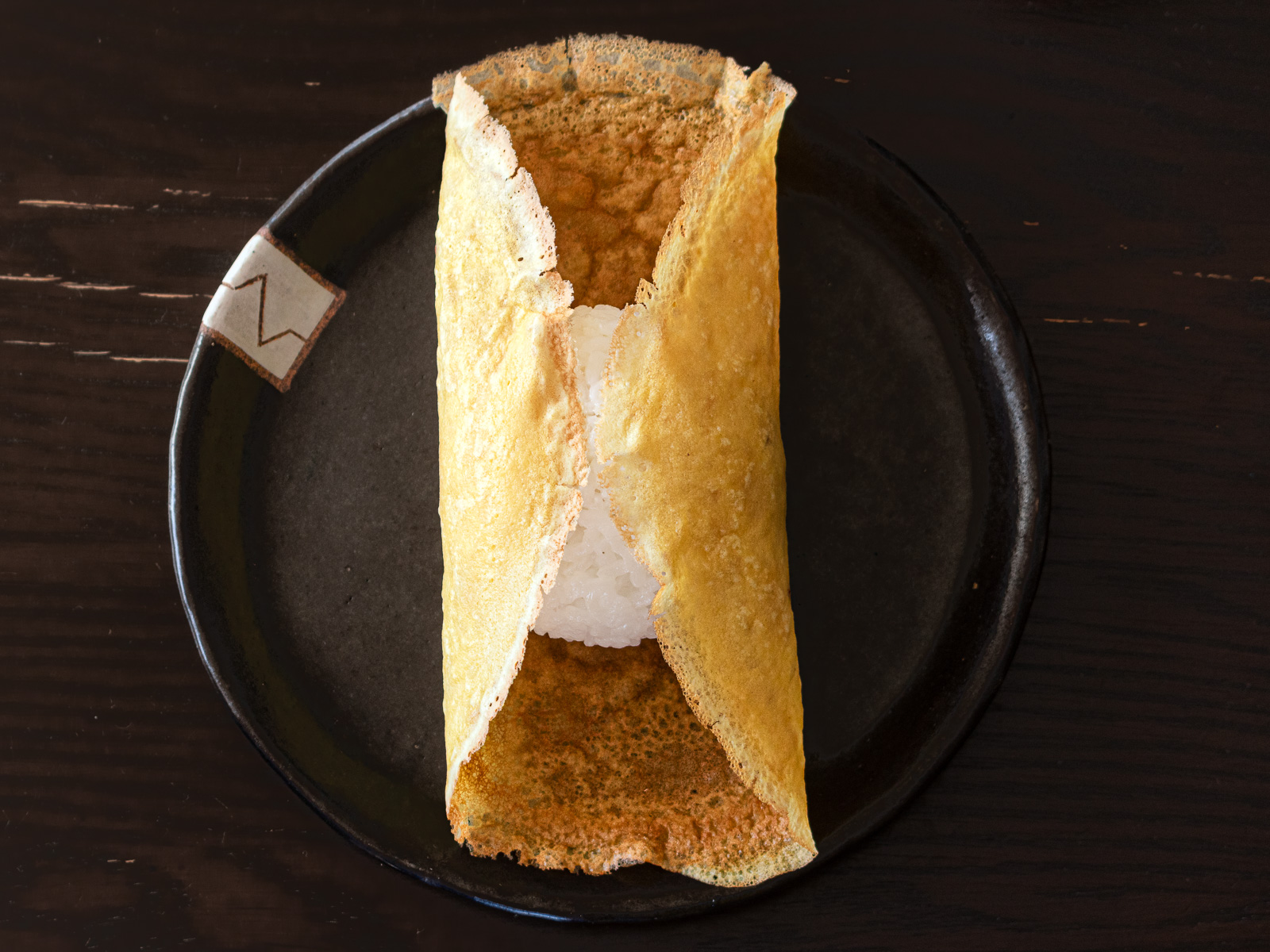 
薄焼き卵の両端を中央にたたむ｜ヴィーガン薄焼き卵おにぎりの包み方②