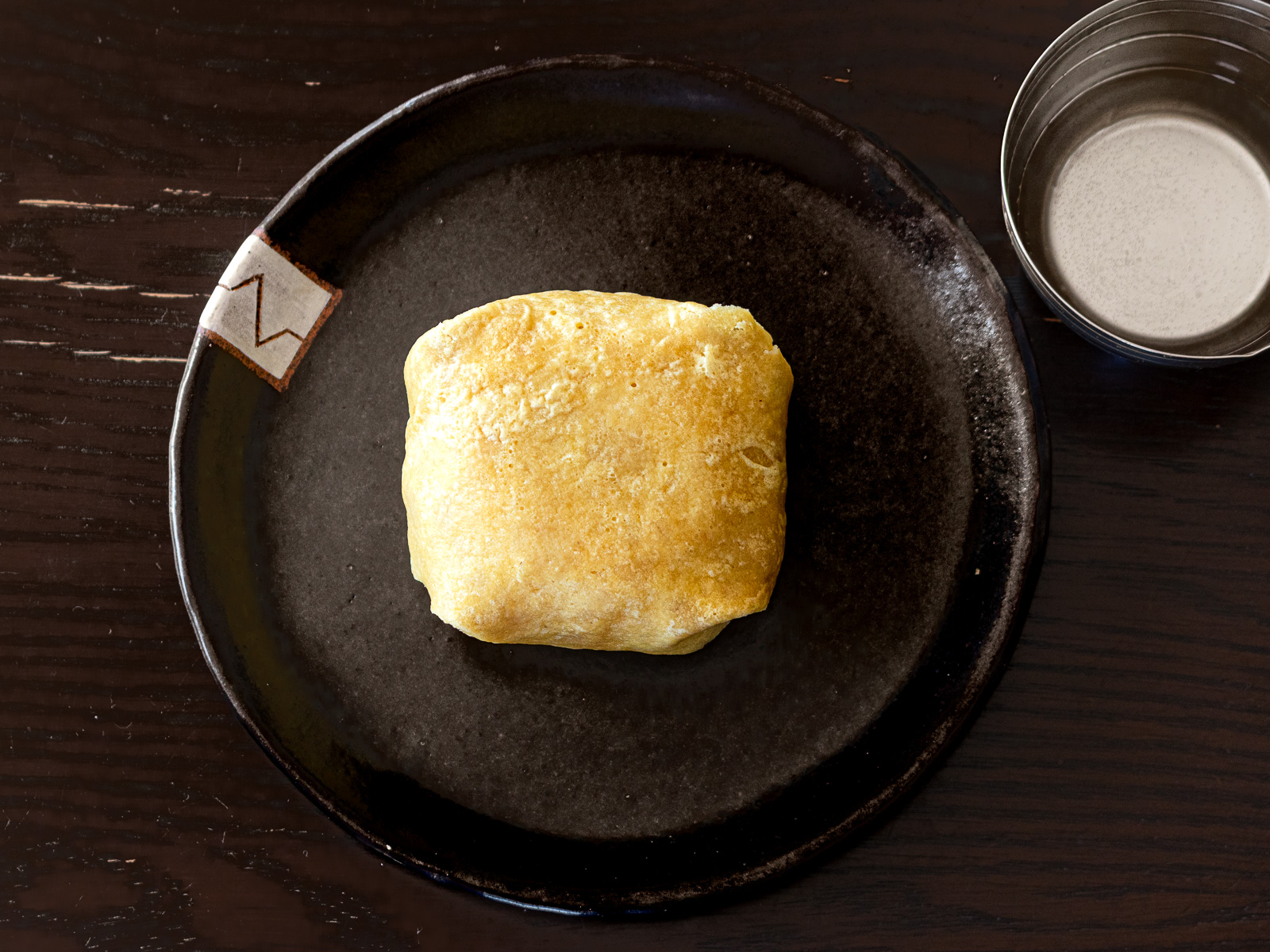 ラップで包んで完成｜ヴィーガン薄焼き卵のツナマヨおにぎり