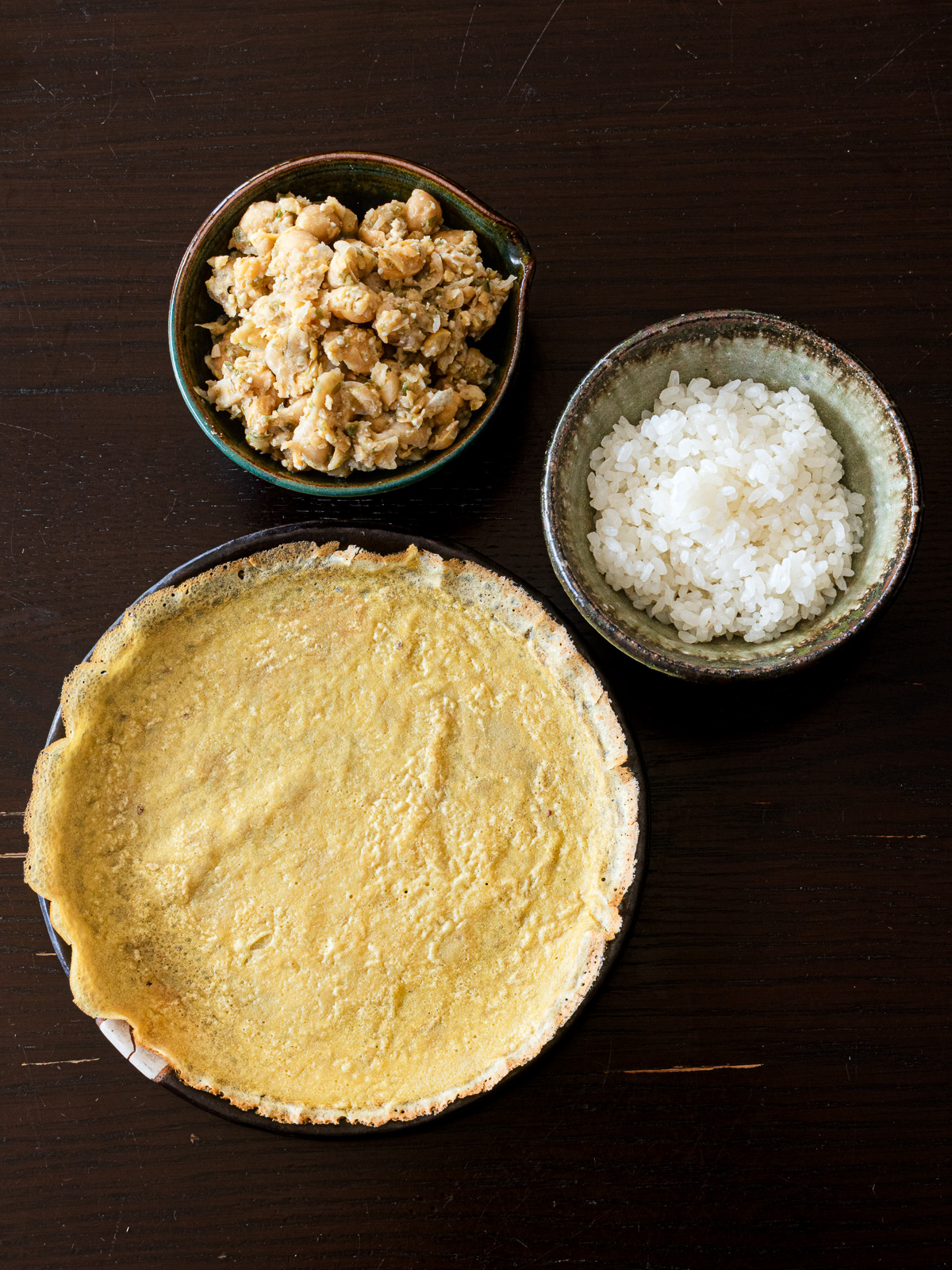 ヴィーガン薄焼き卵おにぎりの材料：ヴィーガン薄焼き卵、ご飯、ヴィーガンツナマヨ